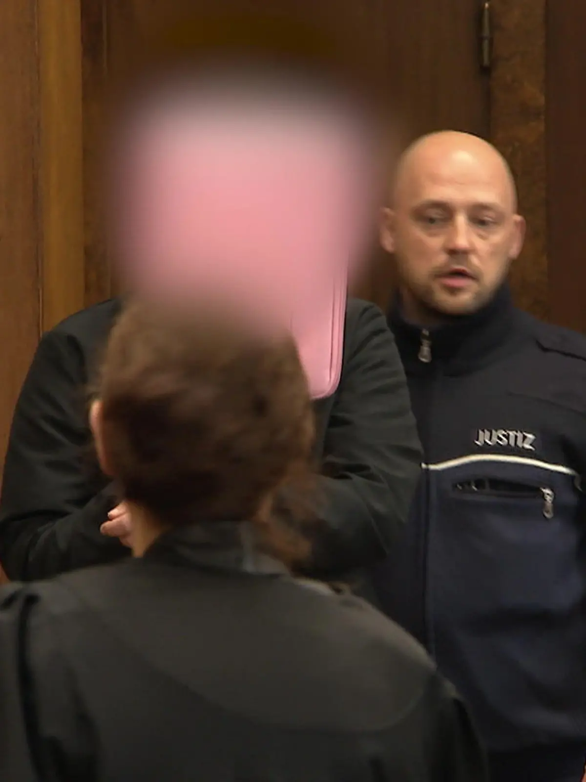 Bild zu: "36-Jähriger soll Mutter fast enthauptet haben – Prozess in Duisburg gestartet"