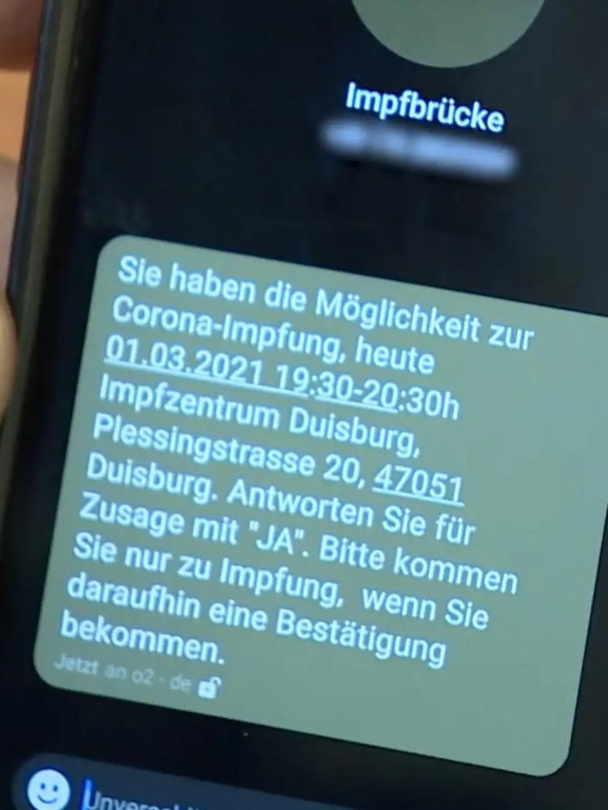 Um übrig gebliebenen, bereits aufgetauten Biontech-Impfstoff noch an die Leute bringen zu können, nutzt das Impfzentrum der Stadt Duisburg eine neu entwickelte Software namens "Impfbrücke". Wie die Impfbrücke genau funktioniert, erklären die Macher der Software im Video.