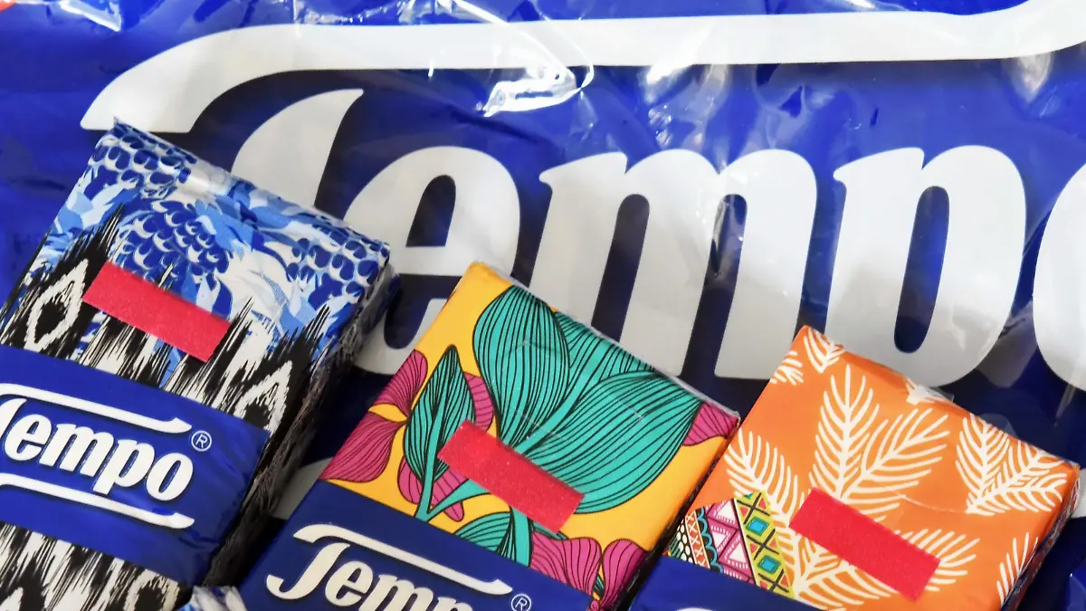 Packungen von Tempotaschentüchern liegen auf einem Stapel.