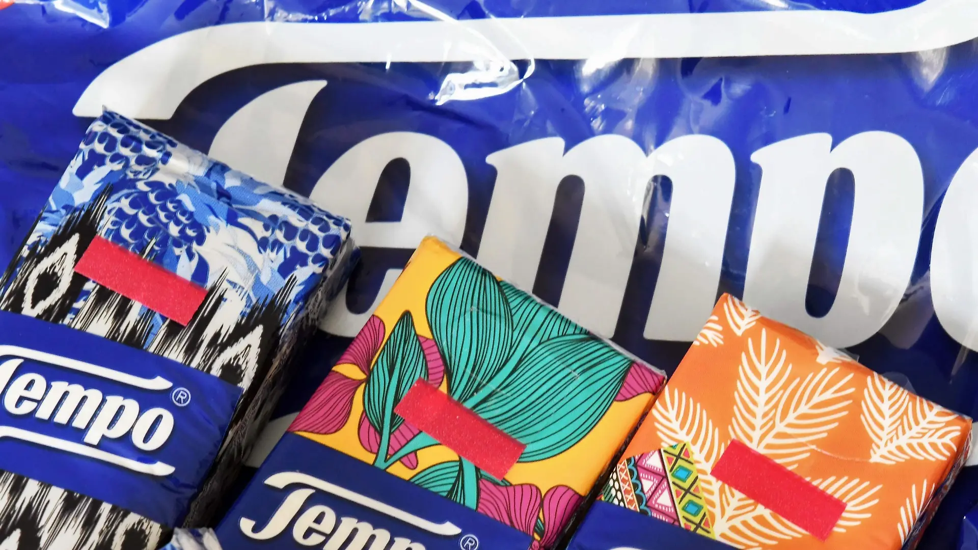 Packungen von Tempotaschentüchern liegen auf einem Stapel.