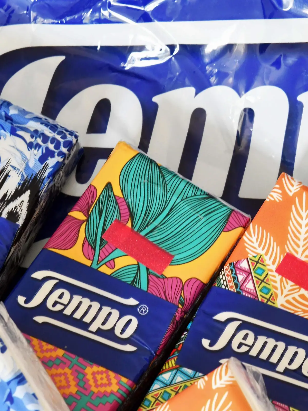 Packungen von Tempotaschentüchern liegen auf einem Stapel.