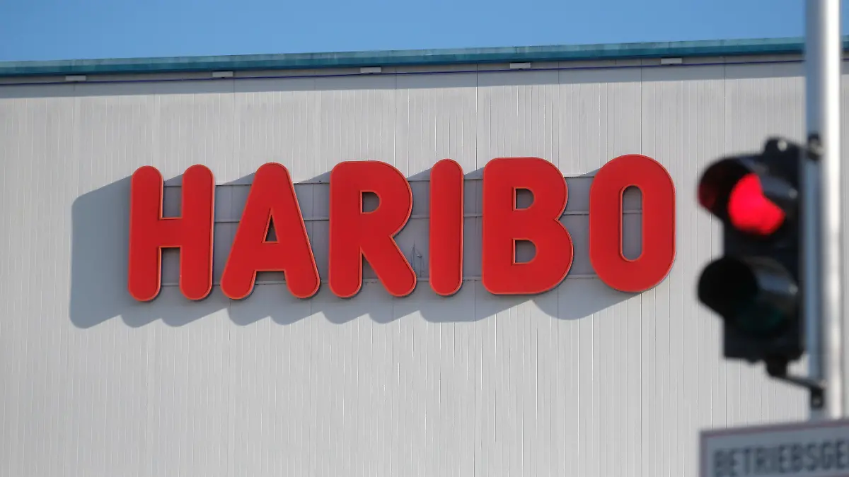 ARCHIV - 12.11.2020, Sachsen, Wilkau-Haßlau: Eine Ampel am Eingang zum Haribo-Werk leuchtet rot. (zu dpa «Haribo beendet Verkaufsverhandlungen - Aus für Werk in Sachsen») Foto: Sebastian Willnow/dpa-Zentralbild/dpa +++ dpa-Bildfunk +++