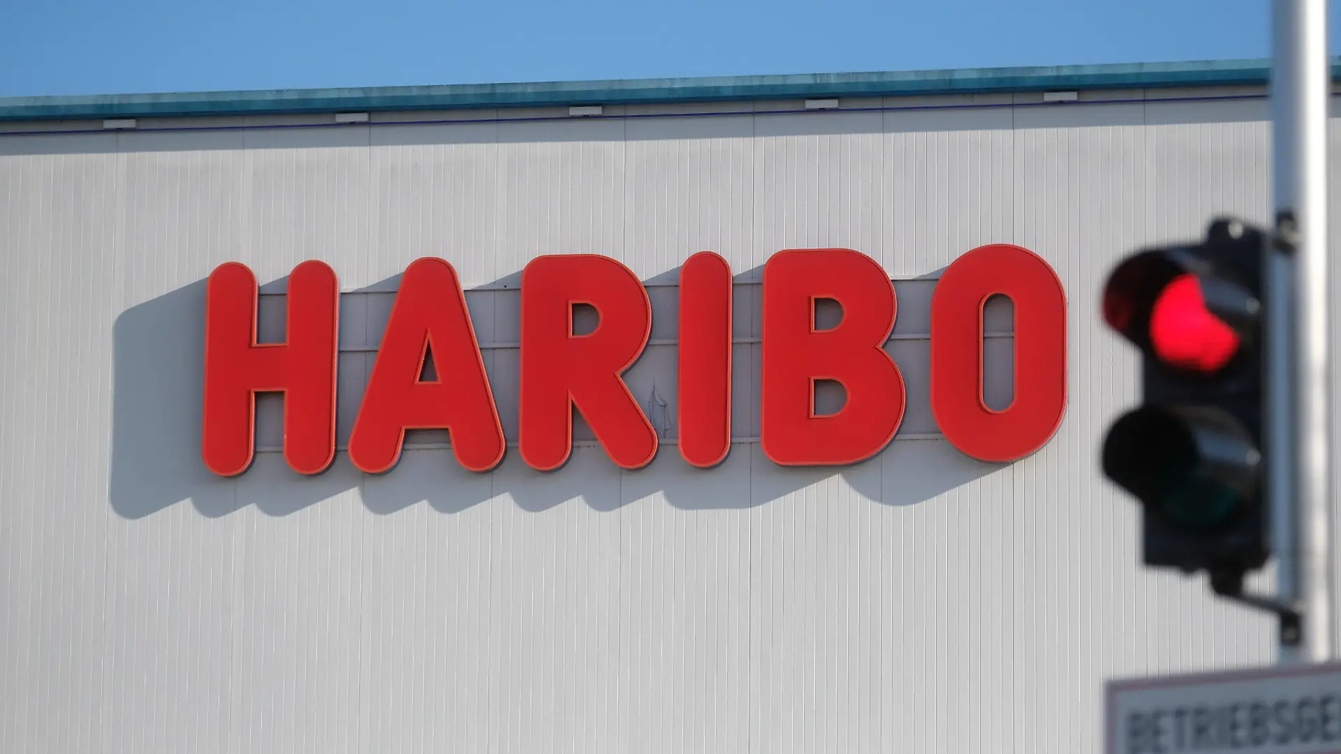 ARCHIV - 12.11.2020, Sachsen, Wilkau-Haßlau: Eine Ampel am Eingang zum Haribo-Werk leuchtet rot. (zu dpa «Haribo beendet Verkaufsverhandlungen - Aus für Werk in Sachsen») Foto: Sebastian Willnow/dpa-Zentralbild/dpa +++ dpa-Bildfunk +++