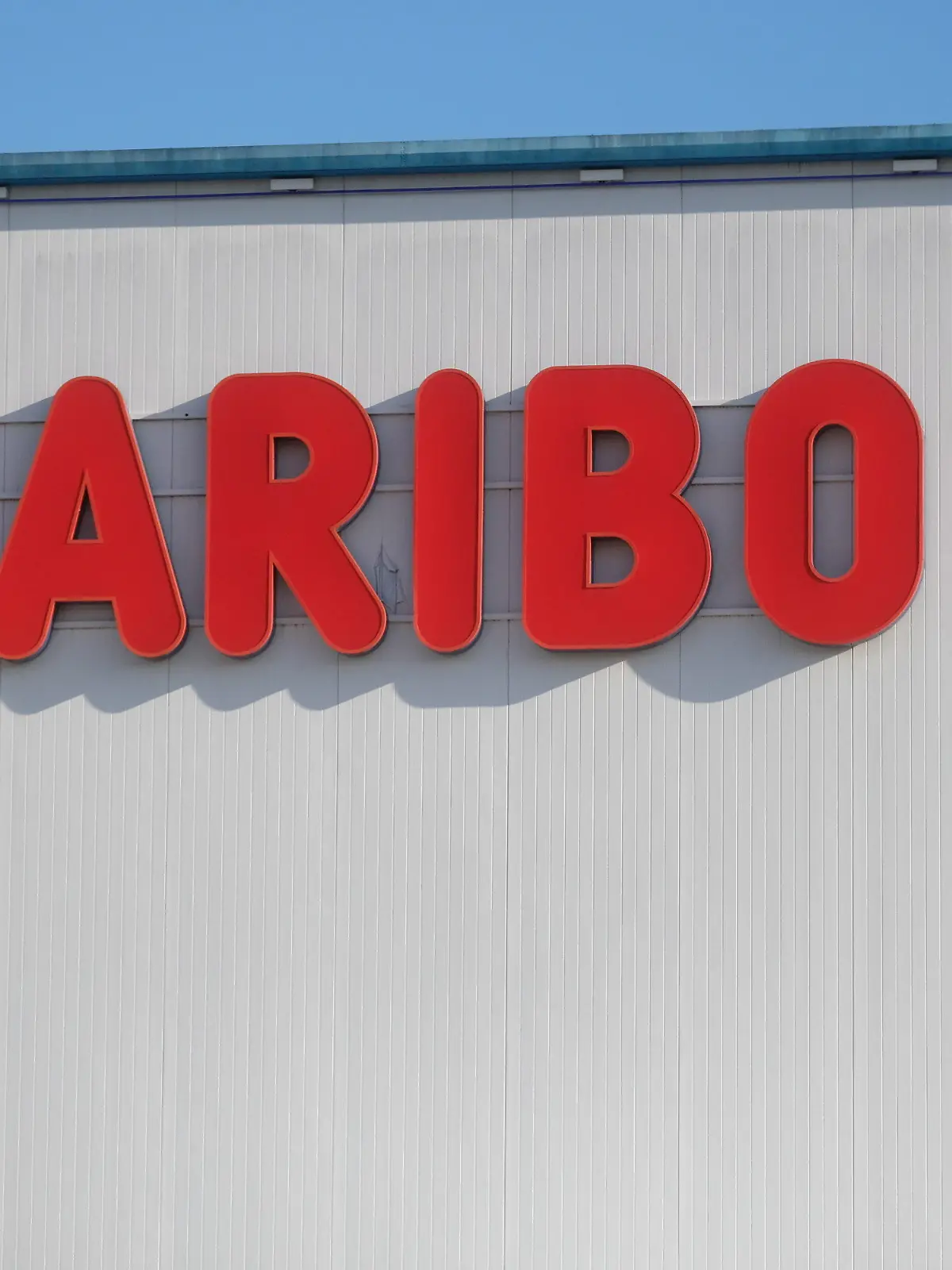 ARCHIV - 12.11.2020, Sachsen, Wilkau-Haßlau: Eine Ampel am Eingang zum Haribo-Werk leuchtet rot. (zu dpa «Haribo beendet Verkaufsverhandlungen - Aus für Werk in Sachsen») Foto: Sebastian Willnow/dpa-Zentralbild/dpa +++ dpa-Bildfunk +++