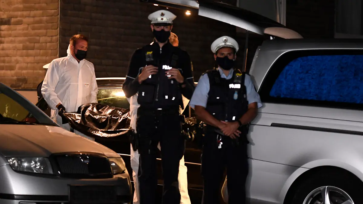 ARCHIV - 03.09.2020, Nordrhein-Westfalen, Solingen: Mitarbeiter einer Beerdigungsfirma tragen eine Leiche unter Schutz von Polizisten zu einem Leichenwagen. Die Anklage wegen fünffachen Mordes gegen die Mutter, die in Solingen fünf ihrer sechs Kinder umgebracht haben soll, ist fertig. Das teilte ein Sprecher der Wuppertaler Staatsanwaltschaft am Freitag auf dpa-Anfrage mit. (Zu dpa «Fünf tote Kinder: Mord-Anklage gegen Solinger Mutter fertig») Foto: Roberto Pfeil/dpa +++ dpa-Bildfunk +++
