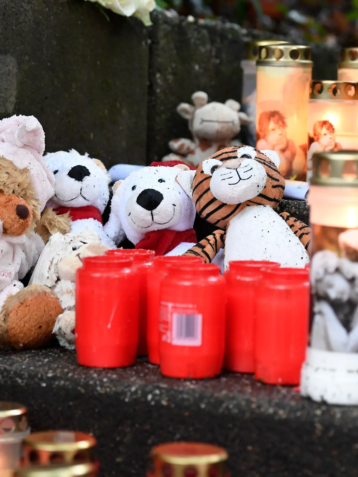 05.09.2020, Nordrhein-Westfalen, Solingen: Teddybären und Kerzen haben Mitmenschen vor dem Haus niedergelegt, wo die Polizei fünf Kindern tot gefunden hat. Gegen die Mutter, die einen versuchten Suizid überlebt hat, hat die Staasanwaltschaft gestern Haftbefehl erlassen. Foto: Roberto Pfeil/dpa +++ dpa-Bildfunk +++