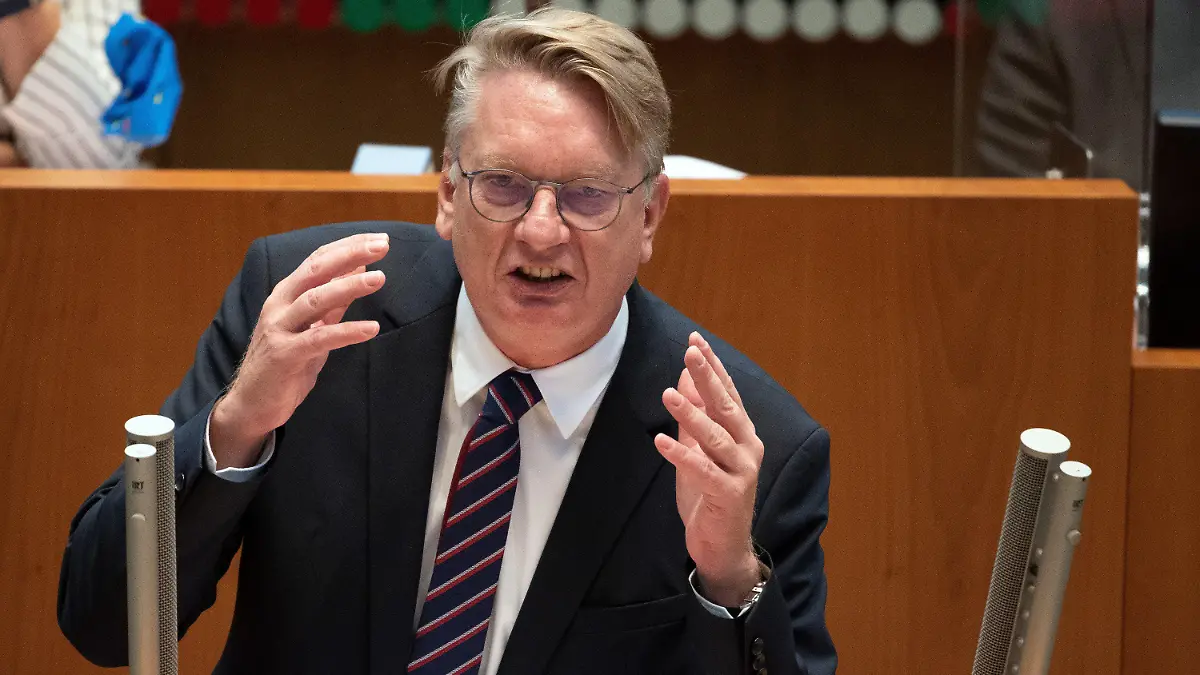 30.10.2020, Nordrhein-Westfalen, Düsseldorf: Markus Wagner, AfD-Fraktionsvorsitzender, spricht im Landtag. Wegen der Corona-Pandemie kommt der nordrhein-westfälische Landtag zu einer Sondersitzung zusammen. Foto: Federico Gambarini/dpa +++ dpa-Bildfunk +++