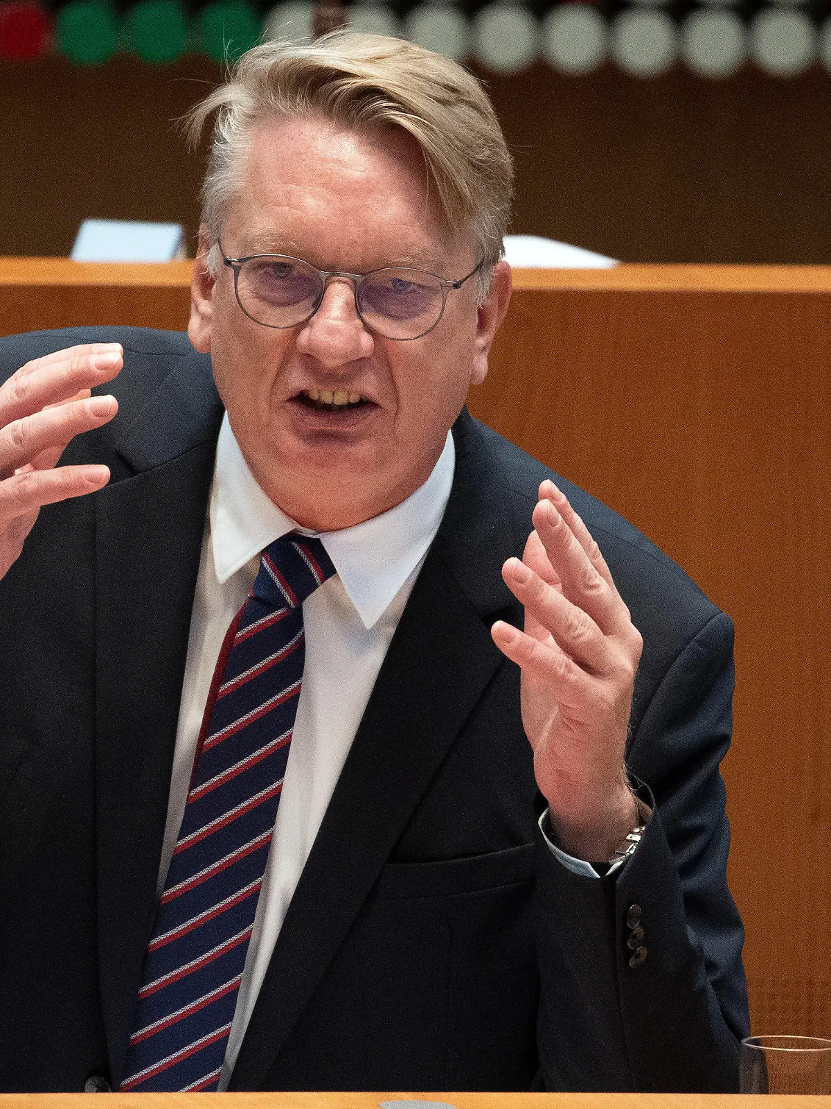 30.10.2020, Nordrhein-Westfalen, Düsseldorf: Markus Wagner, AfD-Fraktionsvorsitzender, spricht im Landtag. Wegen der Corona-Pandemie kommt der nordrhein-westfälische Landtag zu einer Sondersitzung zusammen. Foto: Federico Gambarini/dpa +++ dpa-Bildfunk +++