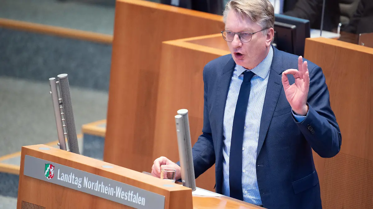 12.01.2021, Nordrhein-Westfalen, Düsseldorf: Markus Wagner, AfD-Fraktionsvorsitzender, spricht im Plenum des Landtages. In der Sondersitzung debattiert der nordrhein-westfälische Landtag die Maßnahmen des neuen Corona-Lockdowns. Foto: Federico Gambarini/dpa +++ dpa-Bildfunk +++