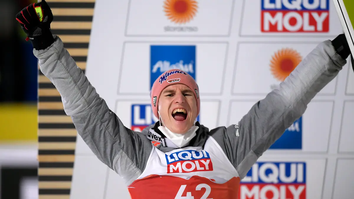 Sport Bilder des Tages 27.02.2021, Nordische SKI WM Oberstdorf 2021, Oberstdorf im Allgäu, Skispringen der Herren, Karl Geiger GER jubelt. *** 27 02 2021, Nordic SKI World Championships Oberstdorf 2021, Oberstdorf im Allgäu, mens ski jumping, Karl Geiger GER rejoices