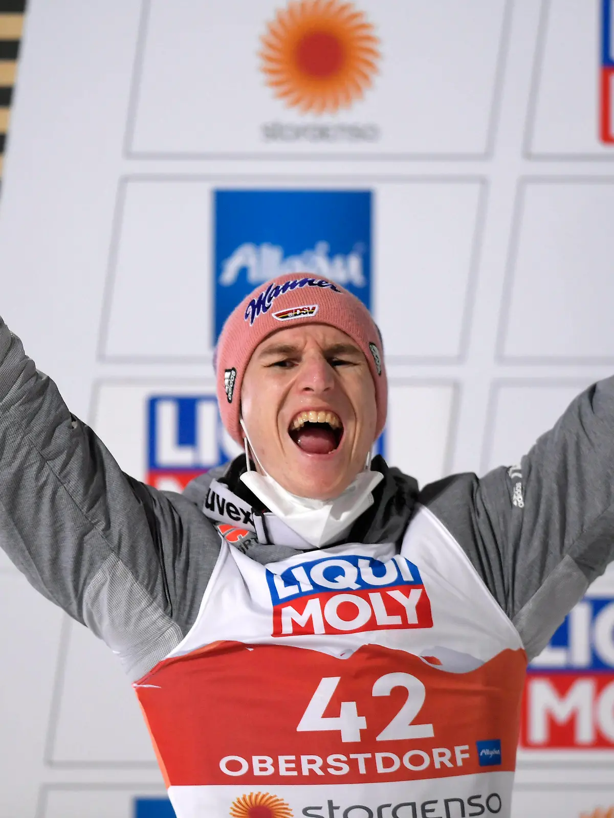 Sport Bilder des Tages 27.02.2021, Nordische SKI WM Oberstdorf 2021, Oberstdorf im Allgäu, Skispringen der Herren, Karl Geiger GER jubelt. *** 27 02 2021, Nordic SKI World Championships Oberstdorf 2021, Oberstdorf im Allgäu, mens ski jumping, Karl Geiger GER rejoices