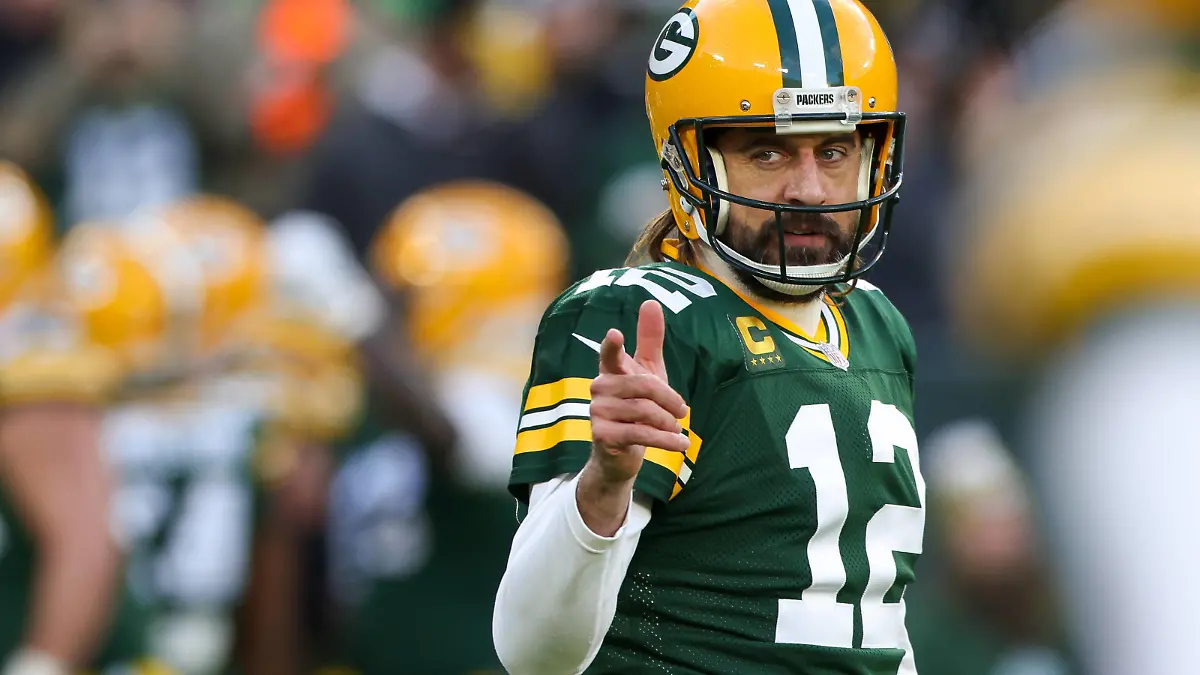 November 28, 2021: Green Bay Packers quarterback Aaron Rodgers 12 warming up during the NFL, American Football Herren, USA football game between the Los Angeles Rams and the Green Bay Packers at Lambeau Field in Green Bay, Wisconsin. /CSM Green Bay United States of America - ZUMAc04_ 20211128_zaf_c04_677 Copyright: xDarrenxLeex