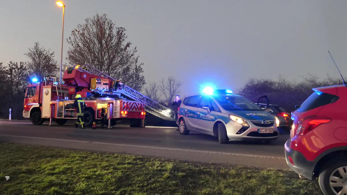 27.02.2021, Hessen, Biebesheim: Einsatzkräfte sichern den Bereich, in dem  eine Frau tot in einem Gebüsch gefunden wurde.  Über den Notruf der Polizei war eine leblose Frau im Bereich eines Gebüsches in der Gernsheimer Straße gemeldet worden, wie die Polizei und Staatsanwaltschaft mitteilten.
Trotz sofortiger Wiederbelebungsversuche des Rettungsdienstes und der Polizei habe ein Notarzt nur noch den Tod feststellen können. (bestmögliche Qualität) Foto: Alexander Rau/Keutz TV-NEWS/dpa +++ dpa-Bildfunk +++
