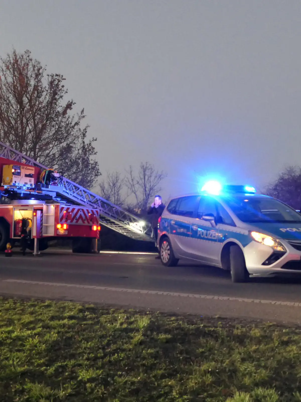 27.02.2021, Hessen, Biebesheim: Einsatzkräfte sichern den Bereich, in dem  eine Frau tot in einem Gebüsch gefunden wurde.  Über den Notruf der Polizei war eine leblose Frau im Bereich eines Gebüsches in der Gernsheimer Straße gemeldet worden, wie die Polizei und Staatsanwaltschaft mitteilten.
Trotz sofortiger Wiederbelebungsversuche des Rettungsdienstes und der Polizei habe ein Notarzt nur noch den Tod feststellen können. (bestmögliche Qualität) Foto: Alexander Rau/Keutz TV-NEWS/dpa +++ dpa-Bildfunk +++