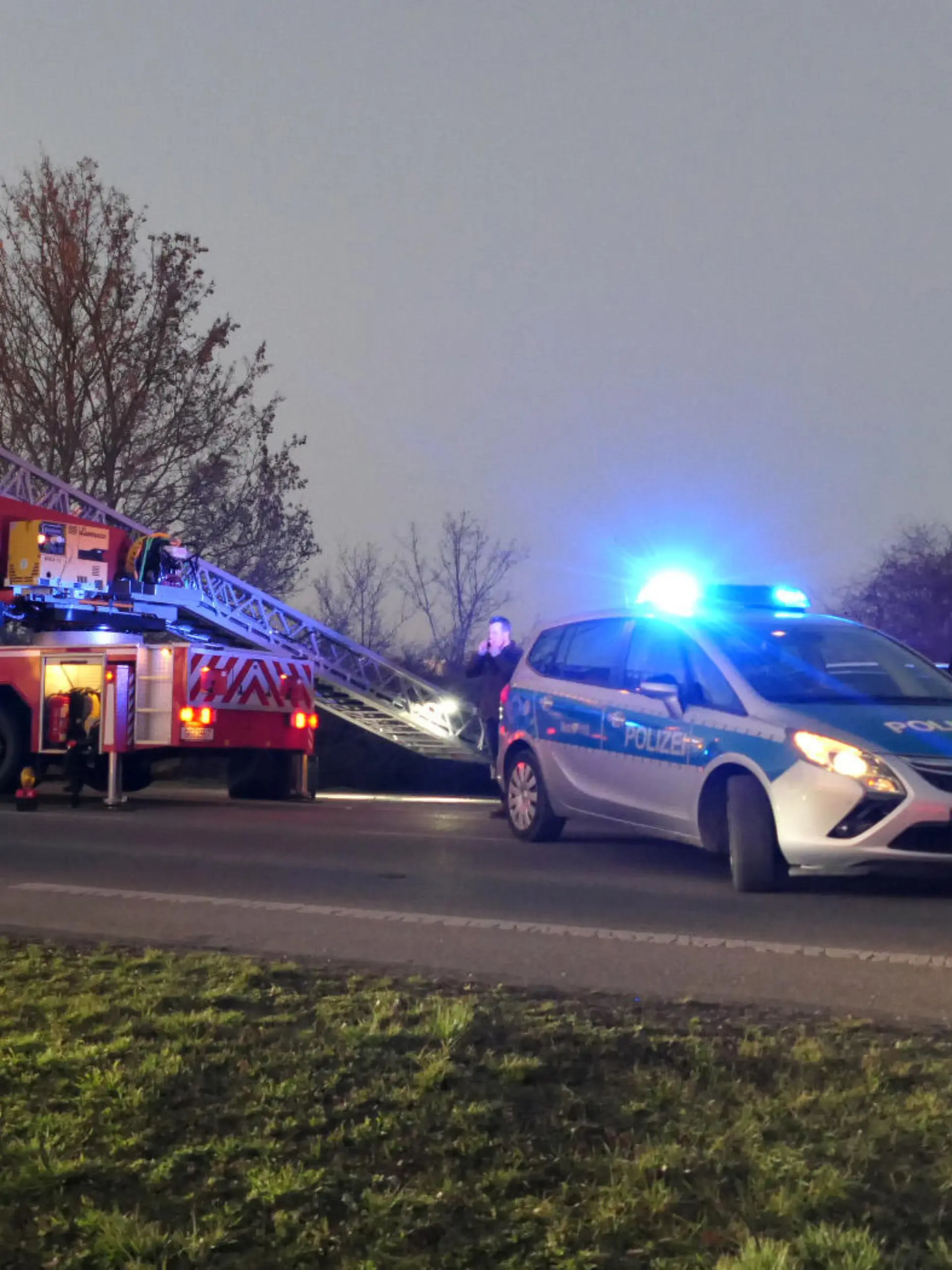 27.02.2021, Hessen, Biebesheim: Einsatzkräfte sichern den Bereich, in dem  eine Frau tot in einem Gebüsch gefunden wurde.  Über den Notruf der Polizei war eine leblose Frau im Bereich eines Gebüsches in der Gernsheimer Straße gemeldet worden, wie die Polizei und Staatsanwaltschaft mitteilten.
Trotz sofortiger Wiederbelebungsversuche des Rettungsdienstes und der Polizei habe ein Notarzt nur noch den Tod feststellen können. (bestmögliche Qualität) Foto: Alexander Rau/Keutz TV-NEWS/dpa +++ dpa-Bildfunk +++