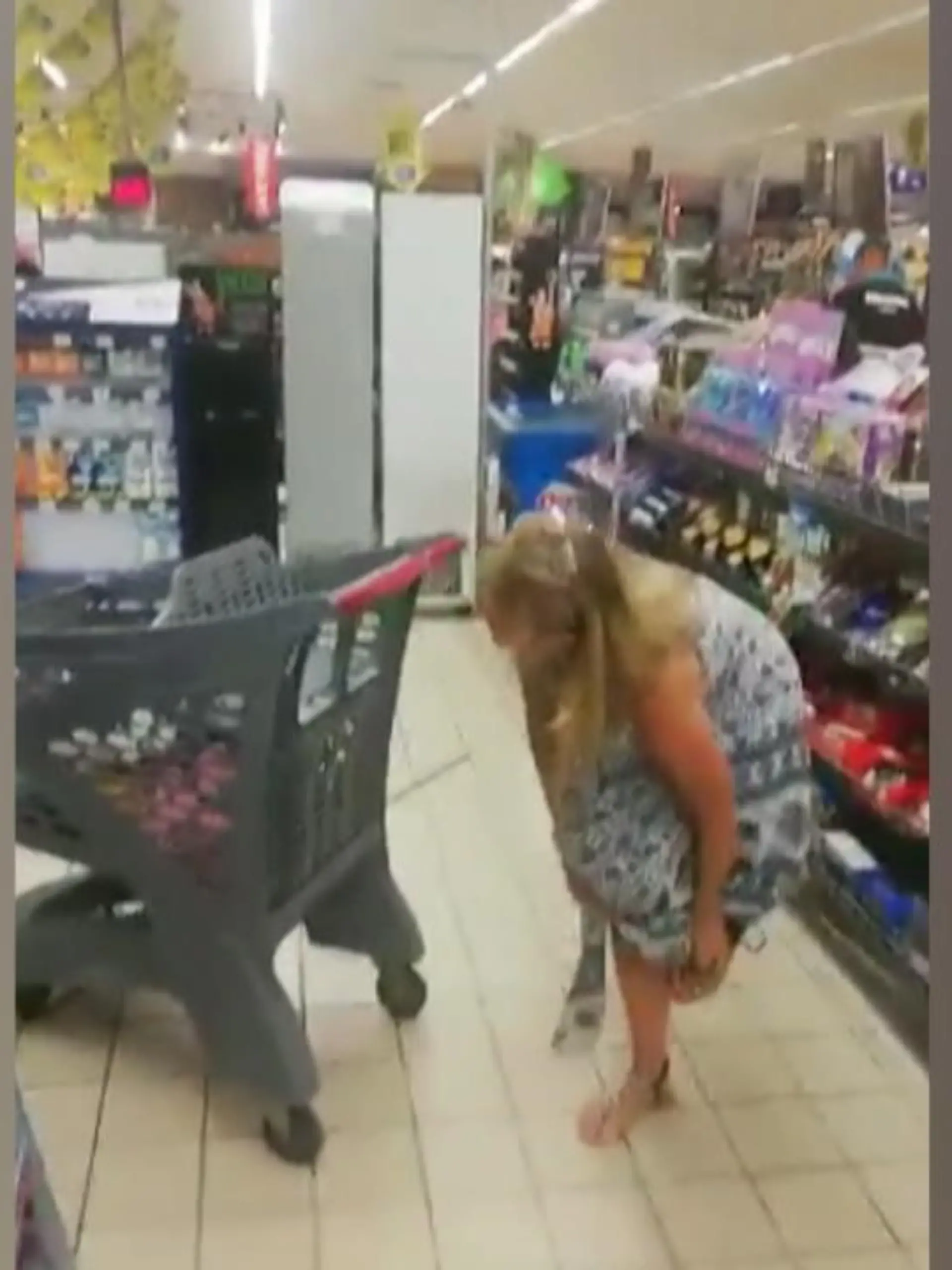 Bild zu: "Frau benutzt Unterhose als Mundschutz"