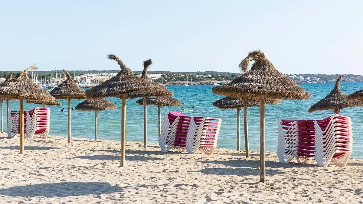  SPANIEN, MALLORCA, PALMA DE MALLORCA, 07.08.2020 - Gestapelte Sonnenliegen und Sonnenschirme an einem leeren Strandabschnitt der Playa de Palma in der Abendsonne am frühen Abend. Im Vergleich zu den Vorjahren sind weniger Touristen vor Ort. Grund ist die aktuell herrschende Corona-Pandemie. *** SPAIN, MALLORCA, PALMA DE MALLORCA, 07 08 2020 Stacked sun loungers and parasols on an empty beach section of Playa de Palma in the evening sun in the early evening Compared to previous years there are fewer tourists on site Reason is the current Corona Pandemic