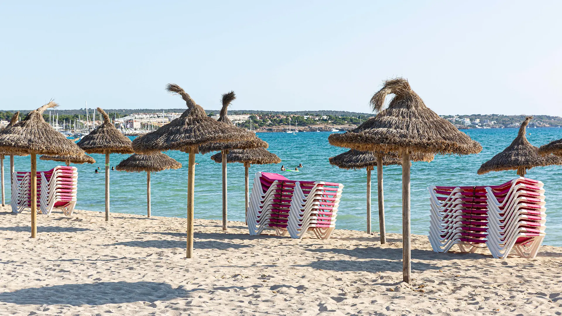 SPANIEN, MALLORCA, PALMA DE MALLORCA, 07.08.2020 - Gestapelte Sonnenliegen und Sonnenschirme an einem leeren Strandabschnitt der Playa de Palma in der Abendsonne am frühen Abend. Im Vergleich zu den Vorjahren sind weniger Touristen vor Ort. Grund ist die aktuell herrschende Corona-Pandemie. *** SPAIN, MALLORCA, PALMA DE MALLORCA, 07 08 2020 Stacked sun loungers and parasols on an empty beach section of Playa de Palma in the evening sun in the early evening Compared to previous years there are fewer tourists on site Reason is the current Corona Pandemic