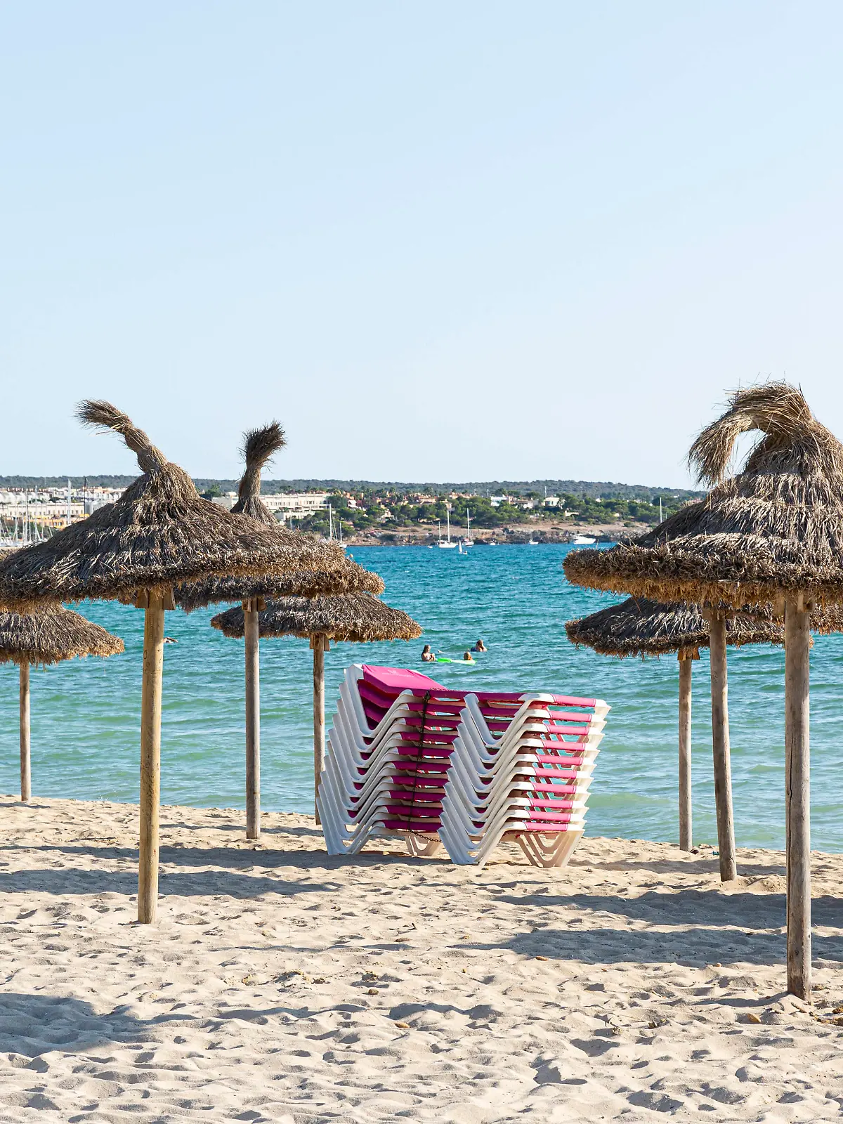  SPANIEN, MALLORCA, PALMA DE MALLORCA, 07.08.2020 - Gestapelte Sonnenliegen und Sonnenschirme an einem leeren Strandabschnitt der Playa de Palma in der Abendsonne am frühen Abend. Im Vergleich zu den Vorjahren sind weniger Touristen vor Ort. Grund ist die aktuell herrschende Corona-Pandemie. *** SPAIN, MALLORCA, PALMA DE MALLORCA, 07 08 2020 Stacked sun loungers and parasols on an empty beach section of Playa de Palma in the evening sun in the early evening Compared to previous years there are fewer tourists on site Reason is the current Corona Pandemic