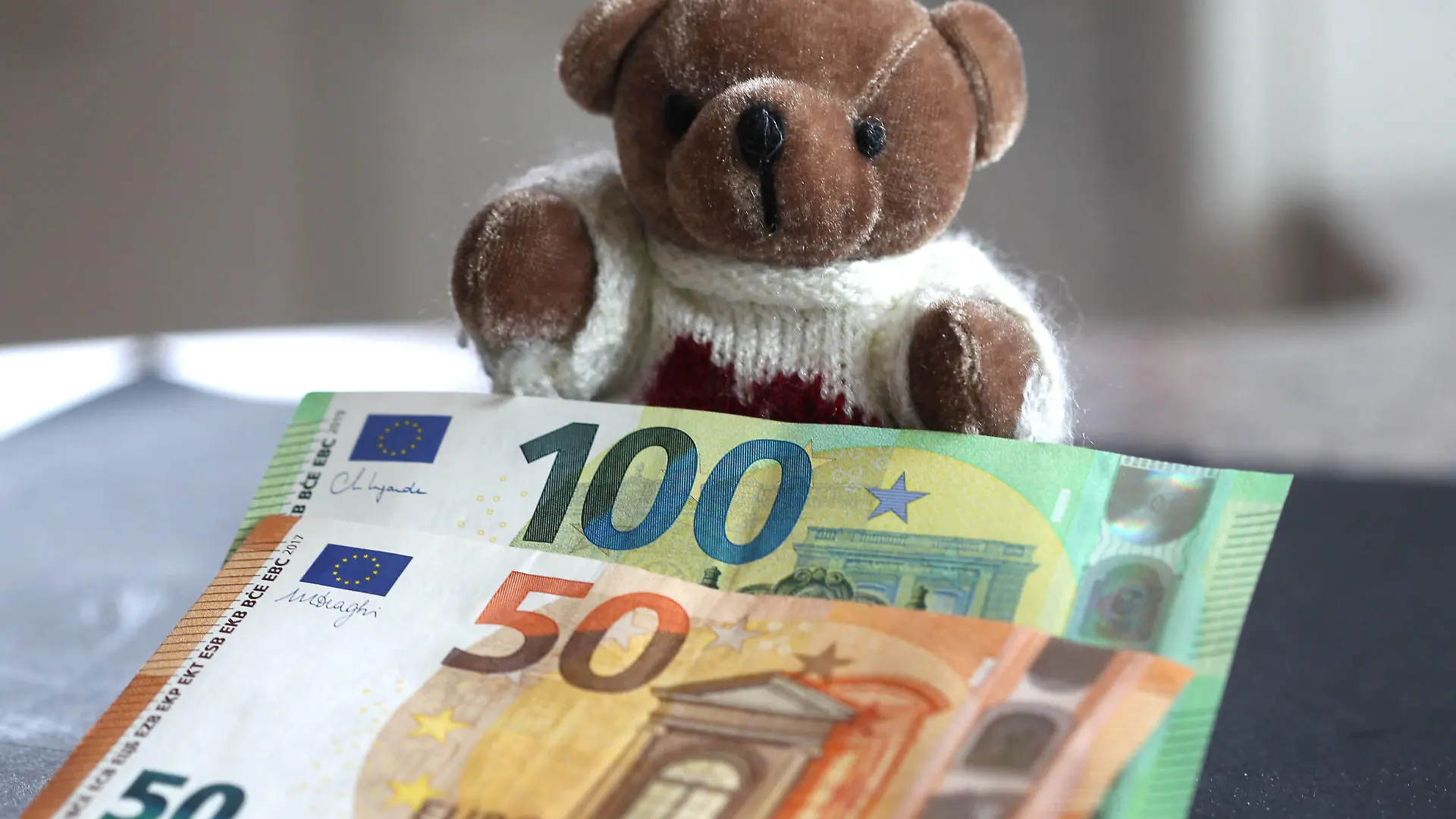 Freiburg Themenbild - Kindergeld, Coronahilfe, Coronabonus, Kinderbonus, Kinderzuschuss der Bundesregierung von 150 EURO Themenbild - Kindergeld, Coronahilfe, Coronabonus, Kinderbonus, Kinderzuschuss der Bundesregierung von 150 EURO *** Freiburg Themed picture Child benefit, Coronahilfe, Coronabonus, Kinderbonus, Kinderzuschuss der Bundesregierung von 150 EURO Themed picture Child benefit, Coronahilfe, Coronabonus, Kinderbonus, Kinderzuschuss der Bundesregierung von 150 EURO Copyright: xFleigx/xEibner-Pressefotox EP_dfg
