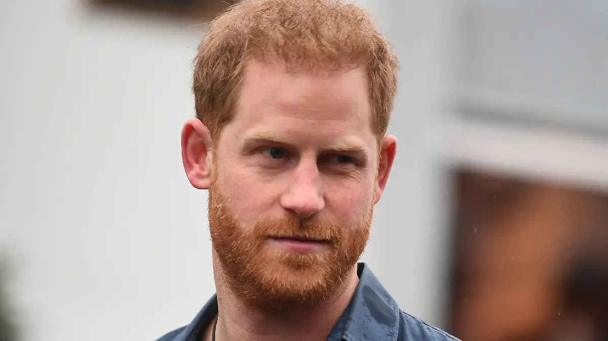 ARCHIV - 28.02.2019, Großbritannien, London: Prinz Harry steht vor den Abbey Road Studios, wo der US-Amerikanische Sänger Jovi gemeinsam mit Mitgliedern des Invictus Games-Chors ein Lied für die gleichnamige Stiftung aufnehmen wird, deren Schirmherr Prinz Harry ist, um damit auf Veteranen mit Posttraumatischer Belastungsstörung aufmerksam zu machen. (Zu dpa: ««Sun»: Prinz Harry von russischen Komikern reingelegt») Foto: Victoria Jones/PA Wire/dpa +++ dpa-Bildfunk +++