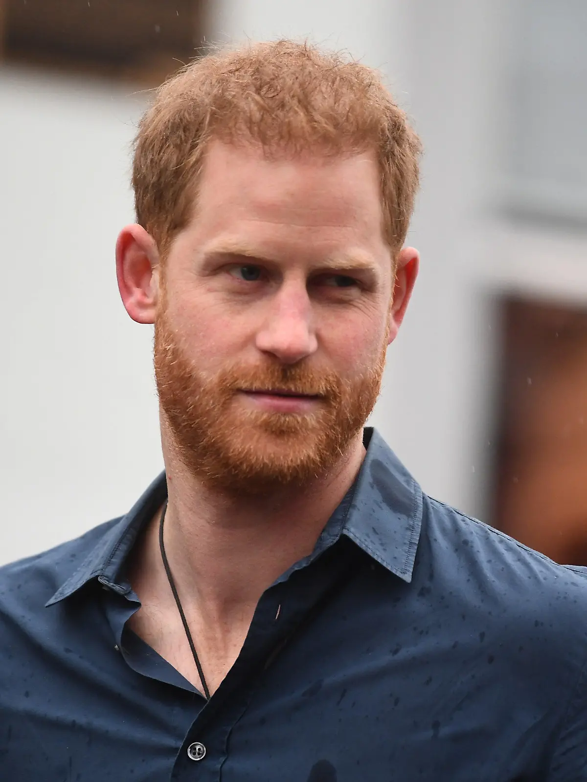 ARCHIV - 28.02.2019, Großbritannien, London: Prinz Harry steht vor den Abbey Road Studios, wo der US-Amerikanische Sänger Jovi gemeinsam mit Mitgliedern des Invictus Games-Chors ein Lied für die gleichnamige Stiftung aufnehmen wird, deren Schirmherr Prinz Harry ist, um damit auf Veteranen mit Posttraumatischer Belastungsstörung aufmerksam zu machen. (Zu dpa: ««Sun»: Prinz Harry von russischen Komikern reingelegt») Foto: Victoria Jones/PA Wire/dpa +++ dpa-Bildfunk +++