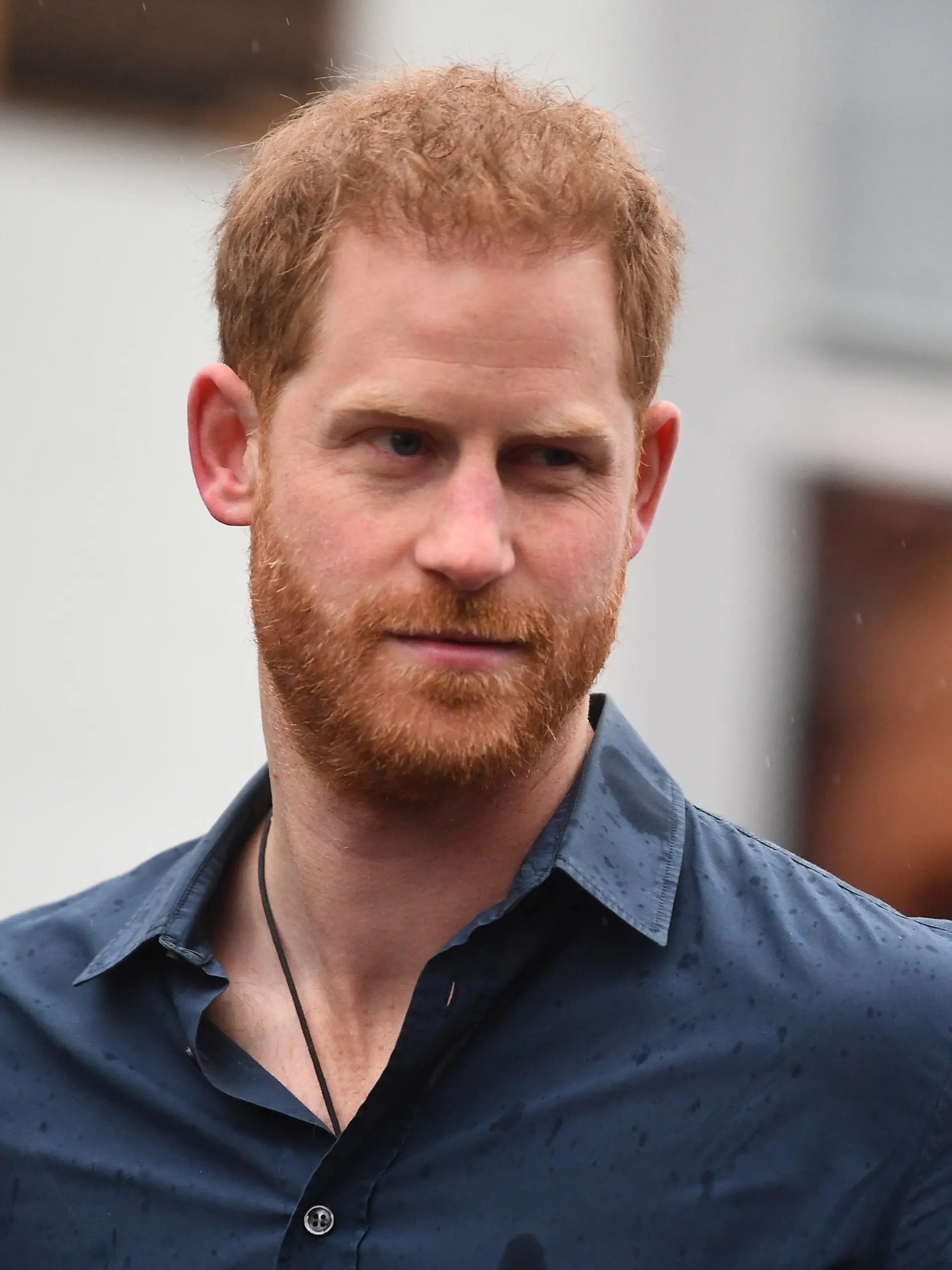 ARCHIV - 28.02.2019, Großbritannien, London: Prinz Harry steht vor den Abbey Road Studios, wo der US-Amerikanische Sänger Jovi gemeinsam mit Mitgliedern des Invictus Games-Chors ein Lied für die gleichnamige Stiftung aufnehmen wird, deren Schirmherr Prinz Harry ist, um damit auf Veteranen mit Posttraumatischer Belastungsstörung aufmerksam zu machen. (Zu dpa: ««Sun»: Prinz Harry von russischen Komikern reingelegt») Foto: Victoria Jones/PA Wire/dpa +++ dpa-Bildfunk +++