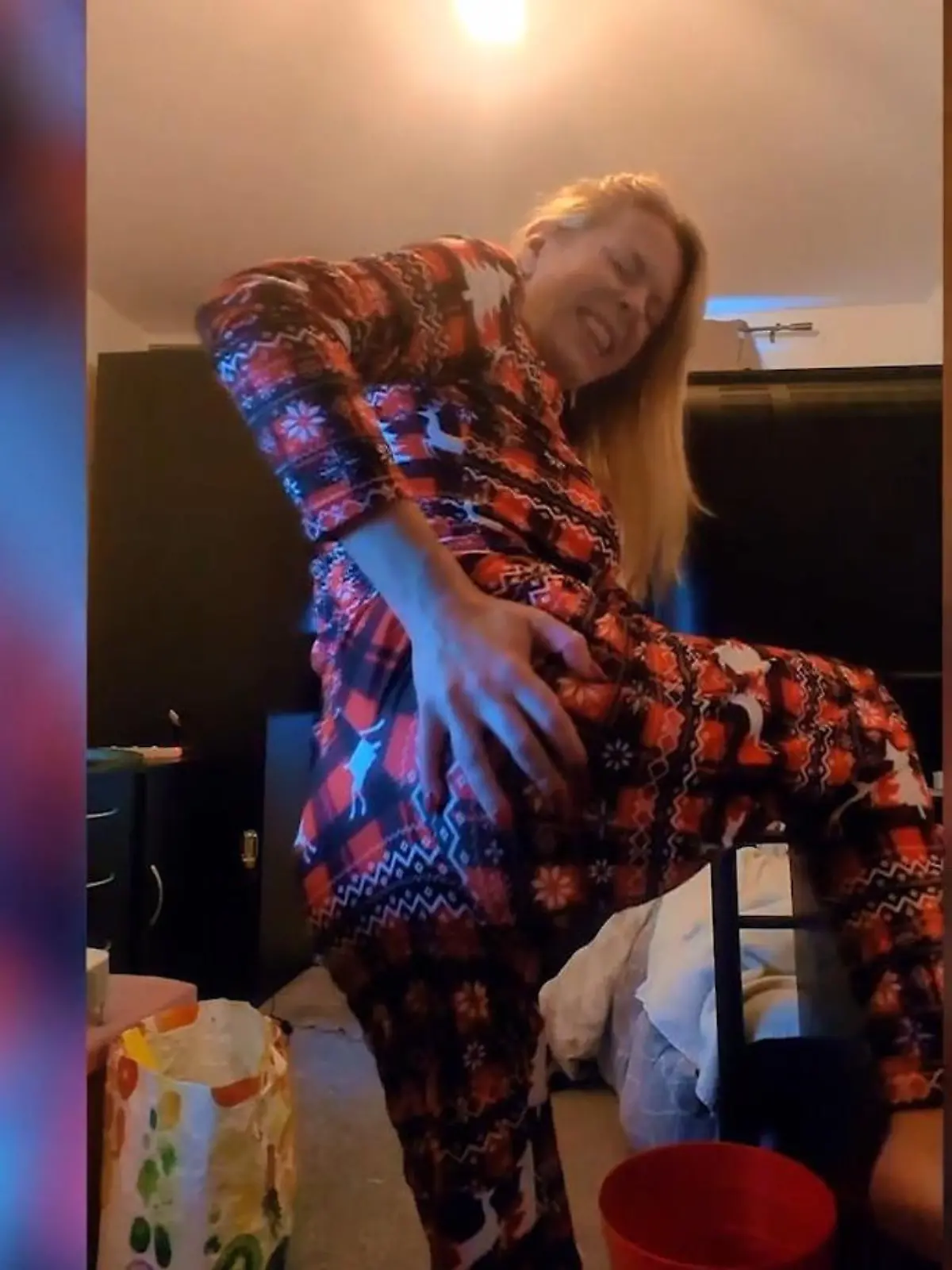 Charlene furzt in Richtung Kamera