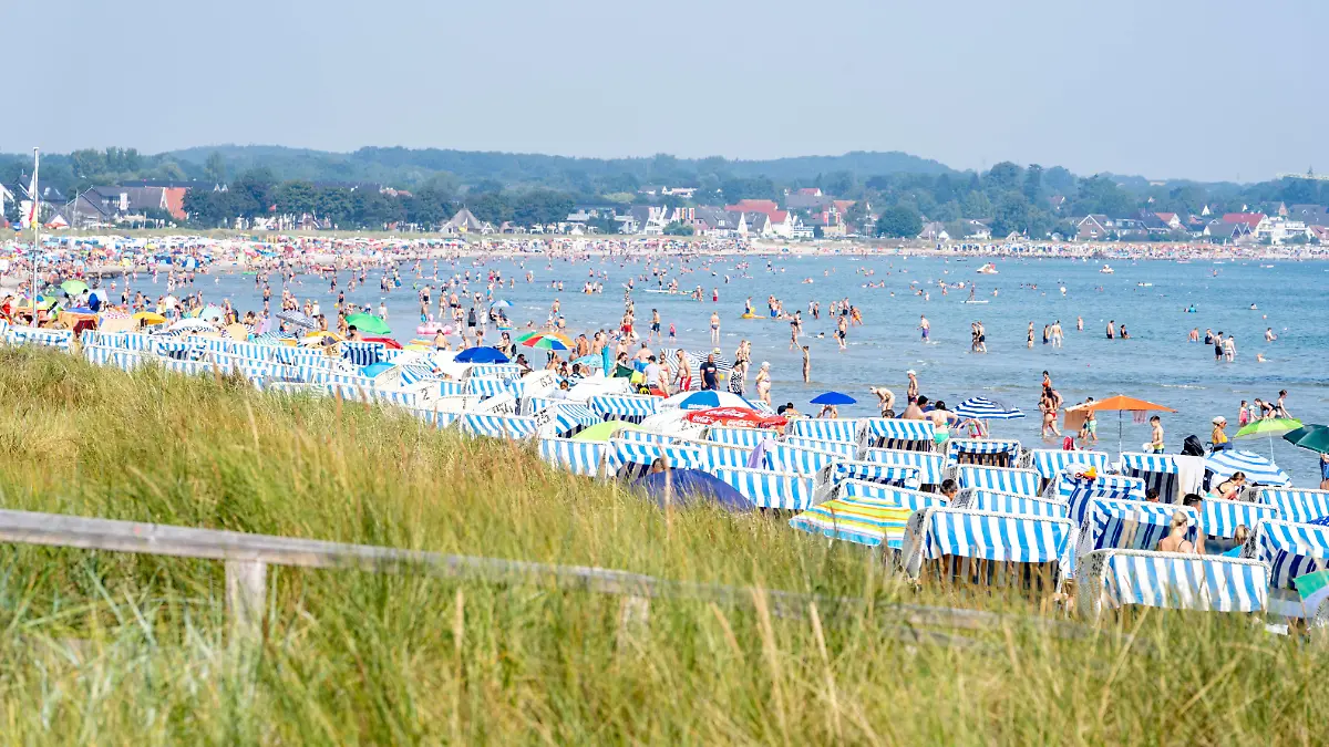 Ostsee-Strand in Scharbeutz und Haffkrug an der Lübecker Bucht Badegäste -Ostsee-Strand in Scharbeutz und Haffkrug an der Lübecker Bucht Badegäste -, Scharbeutz Schleswig-Holstein Deutschland Promenade und Strand *** Baltic Sea beach in Scharbeutz and Haffkrug at the Lübeck bay bathers Baltic Sea beach in Scharbeutz and Haffkrug at the Lübeck bay bathers, Scharbeutz Schleswig Holstein Germany promenade and beach