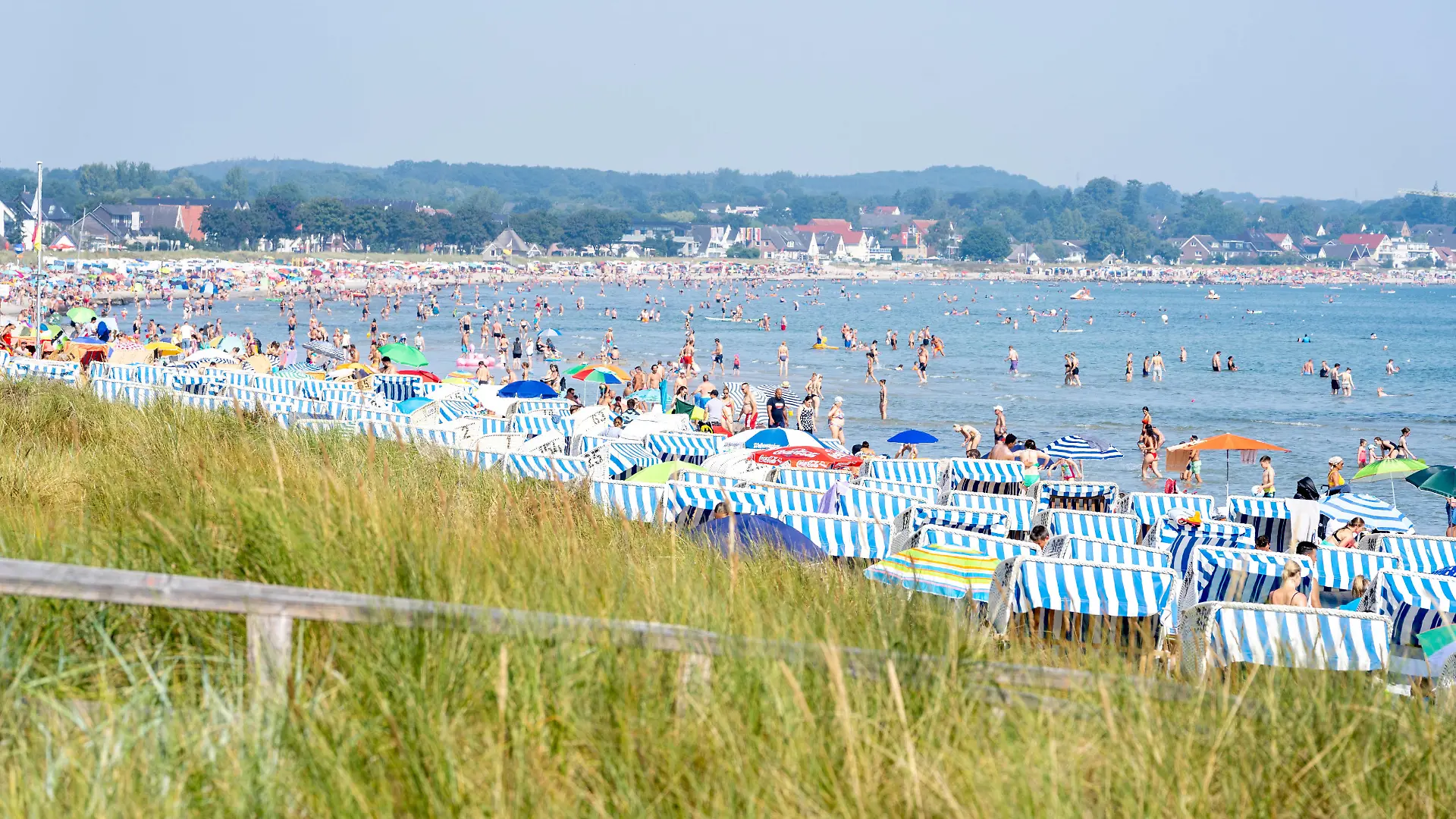 Ostsee-Strand in Scharbeutz und Haffkrug an der Lübecker Bucht Badegäste -Ostsee-Strand in Scharbeutz und Haffkrug an der Lübecker Bucht Badegäste -, Scharbeutz Schleswig-Holstein Deutschland Promenade und Strand *** Baltic Sea beach in Scharbeutz and Haffkrug at the Lübeck bay bathers Baltic Sea beach in Scharbeutz and Haffkrug at the Lübeck bay bathers, Scharbeutz Schleswig Holstein Germany promenade and beach