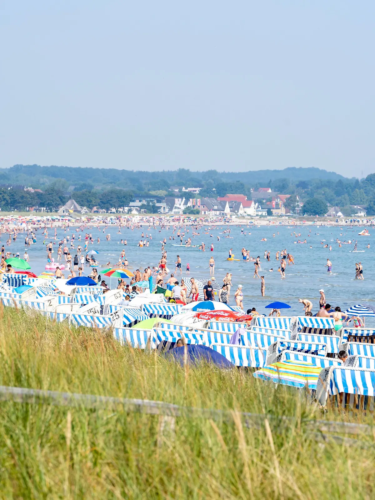  Ostsee-Strand in Scharbeutz und Haffkrug an der Lübecker Bucht Badegäste -Ostsee-Strand in Scharbeutz und Haffkrug an der Lübecker Bucht Badegäste -, Scharbeutz Schleswig-Holstein Deutschland Promenade und Strand *** Baltic Sea beach in Scharbeutz and Haffkrug at the Lübeck bay bathers Baltic Sea beach in Scharbeutz and Haffkrug at the Lübeck bay bathers, Scharbeutz Schleswig Holstein Germany promenade and beach