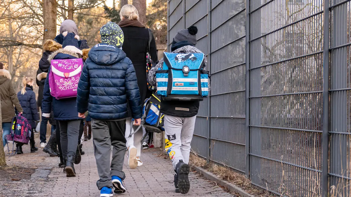 22.02.2021,Berlin,Deutschland,GER,Grunewald-Grundschule im Ortsteil Grunewald Bezirk Wilmersdorf.Ab heute beginnen die Klassen eins bis drei mit den Unterricht. *** 22 02 2021,Berlin,Germany,GER,Grunewald Elementary School in the district of Grunewald Bezirk Wilmersdorf Starting today, classes one to three begin with lessons