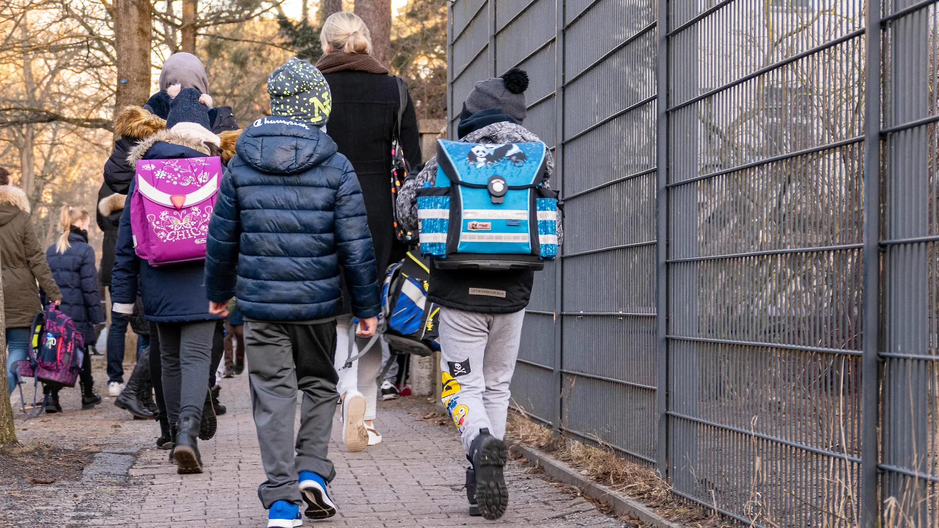 22.02.2021,Berlin,Deutschland,GER,Grunewald-Grundschule im Ortsteil Grunewald Bezirk Wilmersdorf.Ab heute beginnen die Klassen eins bis drei mit den Unterricht. *** 22 02 2021,Berlin,Germany,GER,Grunewald Elementary School in the district of Grunewald Bezirk Wilmersdorf Starting today, classes one to three begin with lessons