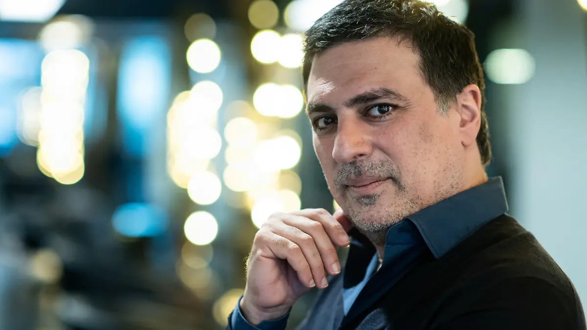 17.02.2021, Berlin: Starfriseur Shan Rahimkhan steht in seinem Salon am Kurfürstendamm. Der Ansturm auf die Friseure dürfte nach Öffnung der Salons am 01.03.2021 riesig sein. Bei Shan Rahimkhan, der Salons am Berliner Gendarmenmarkt und am Kurfürstendamm hat, sind die Termine über Wochen ausgebucht. Im Lockdown habe er viele "unmoralische Angebote" bekommen und immer abgelehnt, illegal die Haare zu schneiden. (zu dpa-Korr "Das macht was mit einem" - Warum sind Friseure eigentlich wichtig?) Foto: Bernd von Jutrczenka/dpa +++ dpa-Bildfunk +++