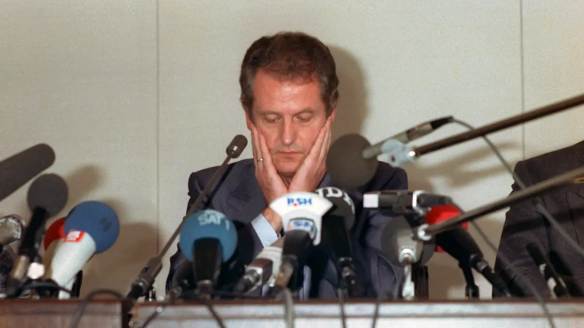 ARCHIV - Der Ministerpräsident von Schleswig-Holstein Uwe Barschel (CDU) weist bei einer Pressekonferenz in Kiel am 18.09.1987 mit einem "Ehrenwort" alle Beschuldigungen in Zusammenhang mit der Bespitzelung des ehemaligen Oppositionsführers Engholm zurück. Vor 25 Jahren, am 11. Oktober 1987, starb derfrühere Ministerpräsident Uwe Barschel an Medikamentenvergiftung. Foto: Werner Baum dpa (zu dpa-Themenpaket: "25 Jahre Barschel-Tod" vom 05.10.2012) +++(c) dpa - Bildfunk+++