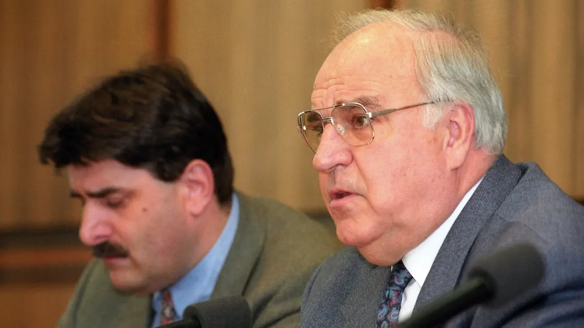 Bundeskanzler Helmut Kohl Deutschland/CDU und Regierungssprecher Peter Hausmann CDU in Bonn