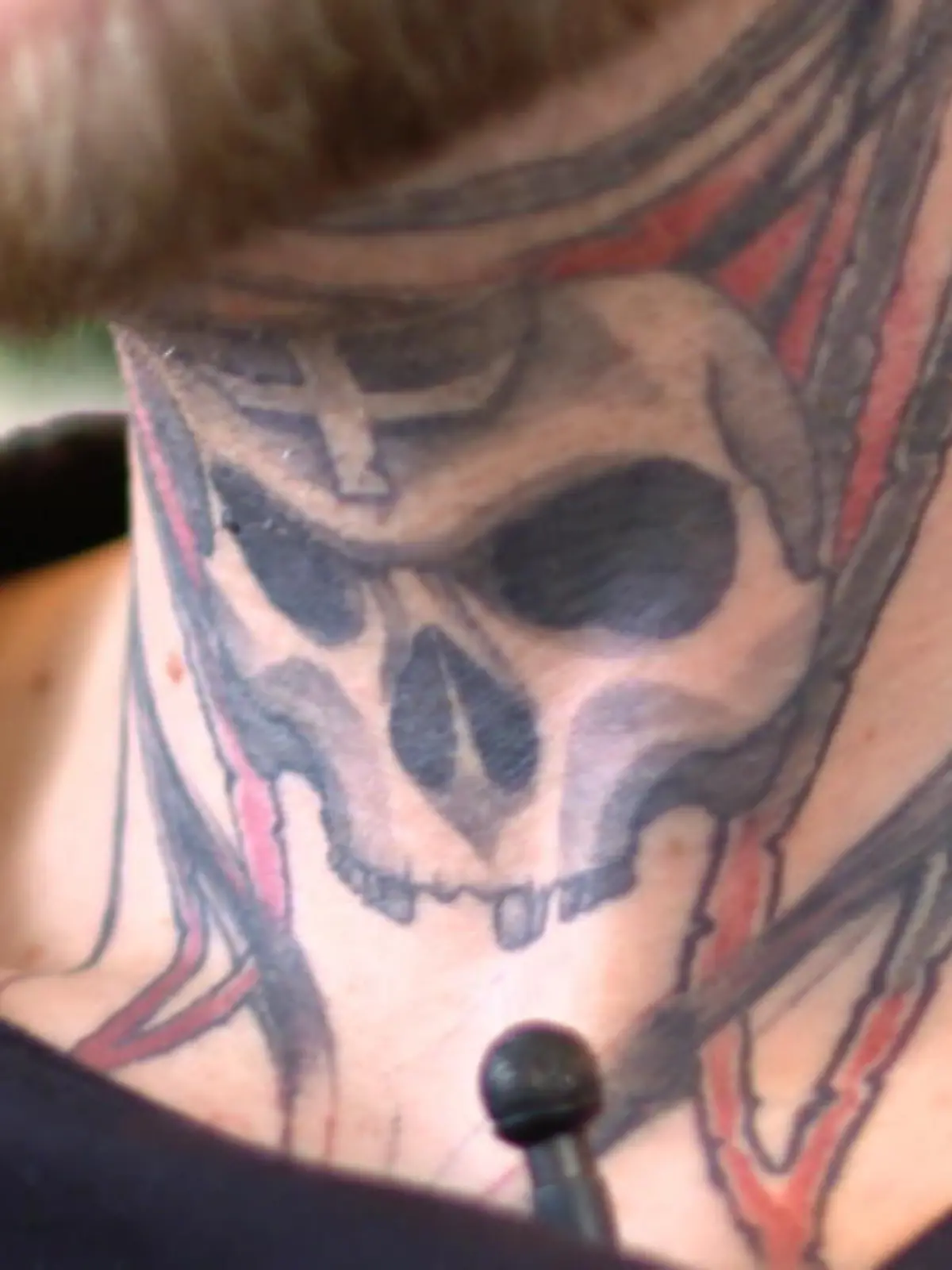 Ob sich da irgendwo noch eine echte Spinne versteckt? Genau das wollen die Kinder, die Lars Freiknecht in der Kita Storchennest betreut immer wieder wissen, wenn sie sein Spinnen-Tattoo sehen. Der 41-Jährige hat einige auffällige Tattoos und bisher haben sich weder die Kita noch die Kinder oder deren Eltern darüber beschwert. Bis Freiknecht sich einen Totenkopf an den Hals stechen lässt. Den solle er bitte abdecken, so die Anweisung vom Träger der Kita.