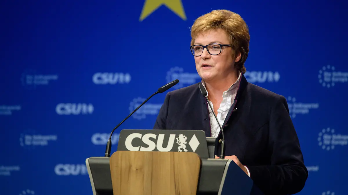 ARCHIV - 24.11.2018, Bayern, München: Monika Hohlmeier (CSU), dmalige Kandidatin für die Liste der Europäischen Volkspartei (EVP), spricht auf der Delegiertenversammlung zur Aufstellung der CSU-Liste zur Europawahl. (zu dpa: CSU-Europaabgeordnete Monika Hohlmeier wieder gesund) Foto: Matthias Balk/dpa +++ dpa-Bildfunk +++