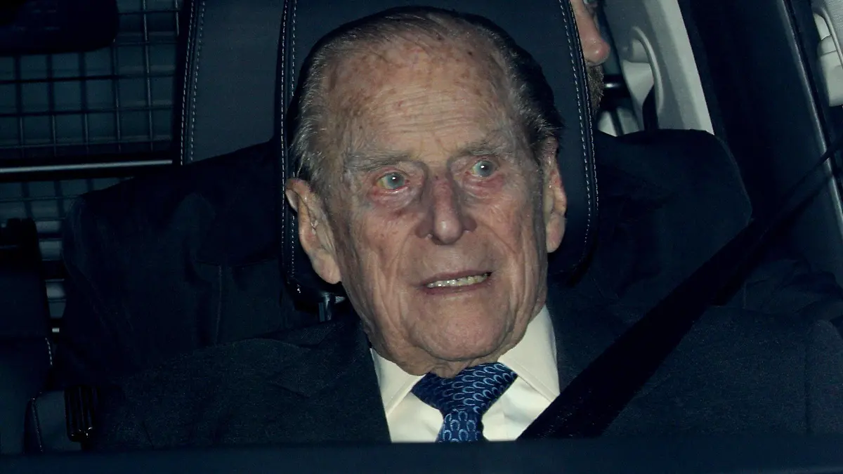 ARCHIV - 19.12.2018, Großbritannien, London: Prinz Philip, der Herzog von Edinburgh, verlässt nach dem Weihnachtsessen der Königin in einem Fahrzeug den Buckingham Palace. (Zu dpa "Prinz Philip bleibt im Krankenhaus - Besuch von Sohn Charles") Foto: Aaron Chown/PA Wire/dpa +++ dpa-Bildfunk +++