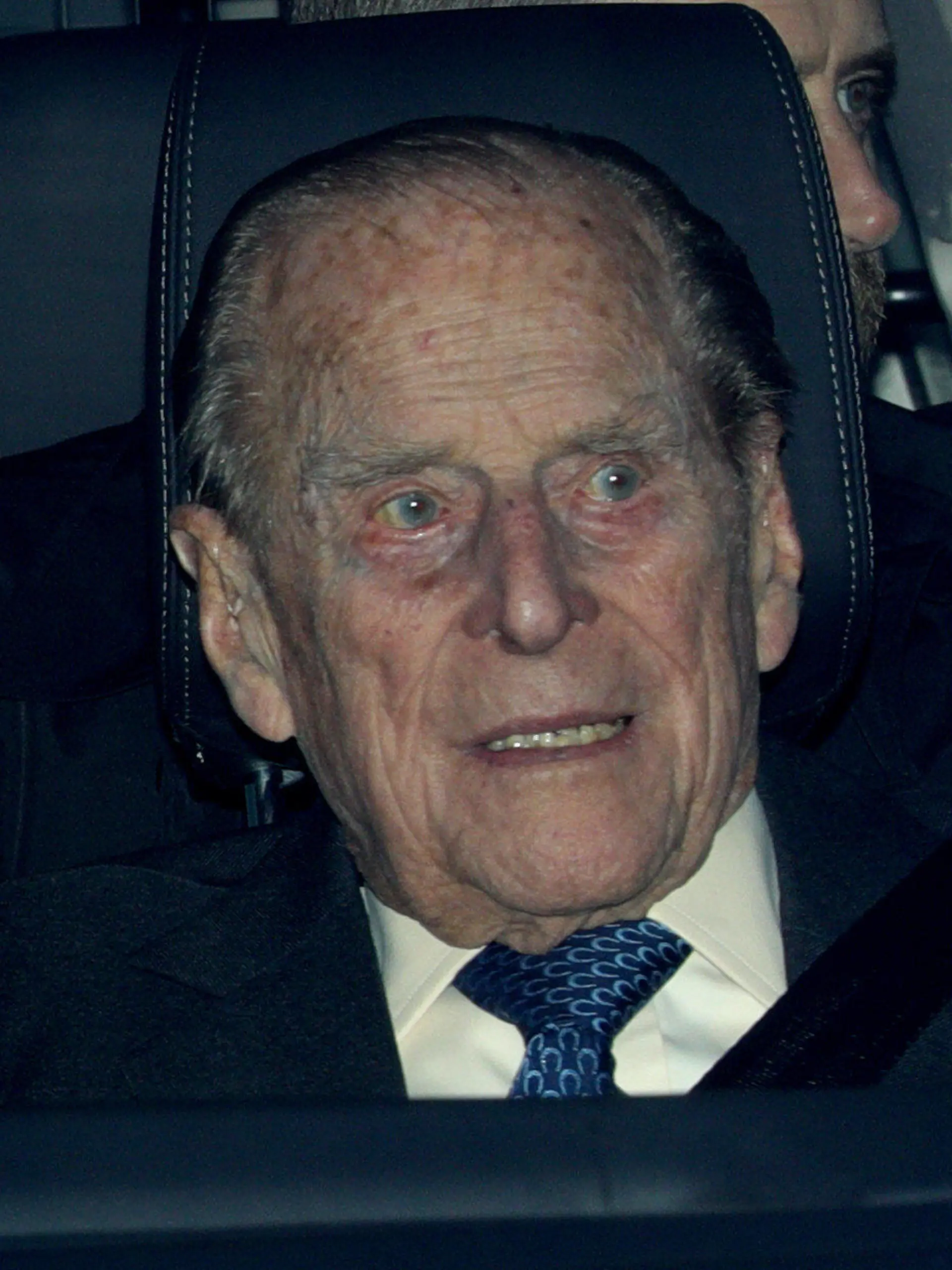 ARCHIV - 19.12.2018, Großbritannien, London: Prinz Philip, der Herzog von Edinburgh, verlässt nach dem Weihnachtsessen der Königin in einem Fahrzeug den Buckingham Palace. (Zu dpa "Prinz Philip bleibt im Krankenhaus - Besuch von Sohn Charles") Foto: Aaron Chown/PA Wire/dpa +++ dpa-Bildfunk +++