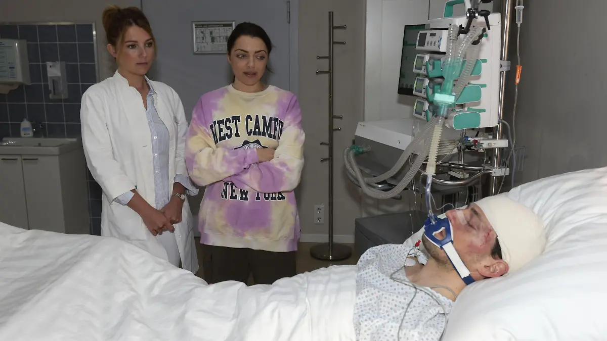 Emily (Anne Menden, M.) verschweigt Lilly (Iris Mareike Steen) Saschas (Daniel Noah) Patientenverfügung.
Die Verwendung des sendungsbezogenen Materials ist nur mit dem Hinweis und Verlinkung auf RTL+ gestattet.
