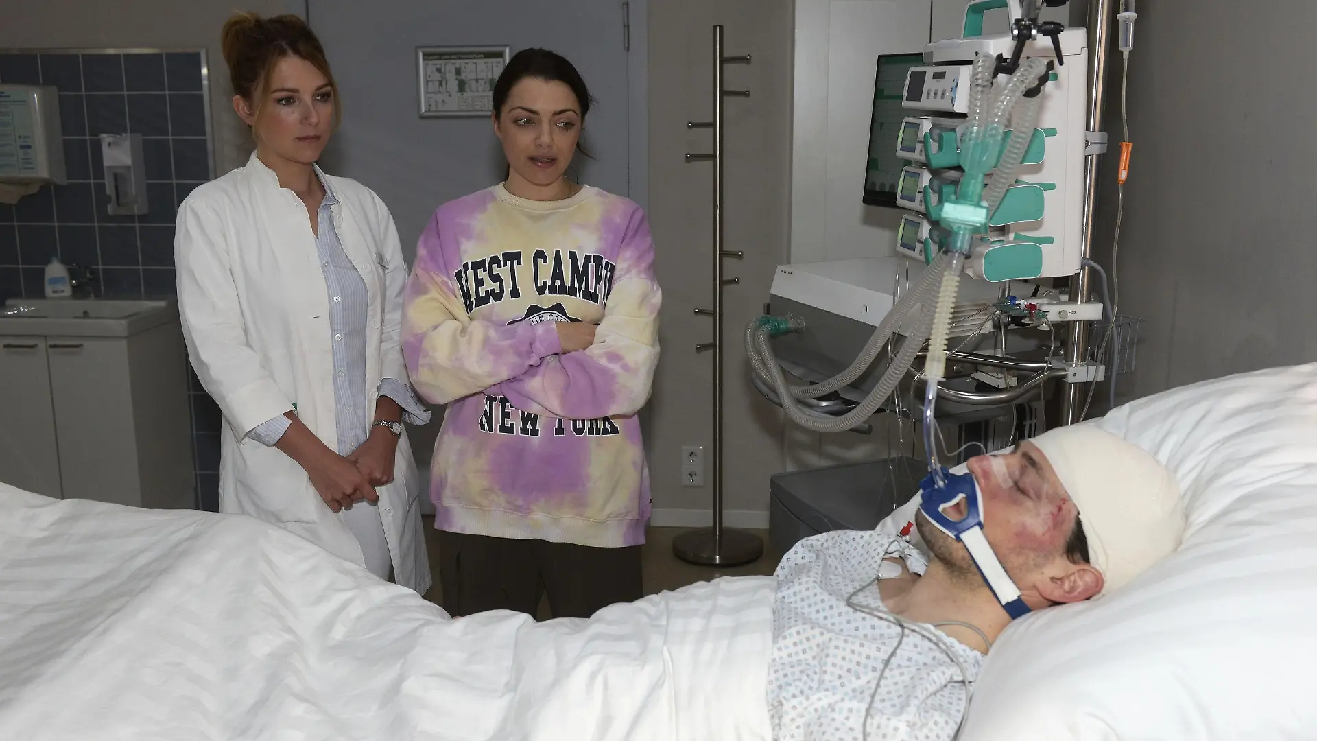 Emily (Anne Menden, M.) verschweigt Lilly (Iris Mareike Steen) Saschas (Daniel Noah) Patientenverfügung.
Die Verwendung des sendungsbezogenen Materials ist nur mit dem Hinweis und Verlinkung auf RTL+ gestattet.