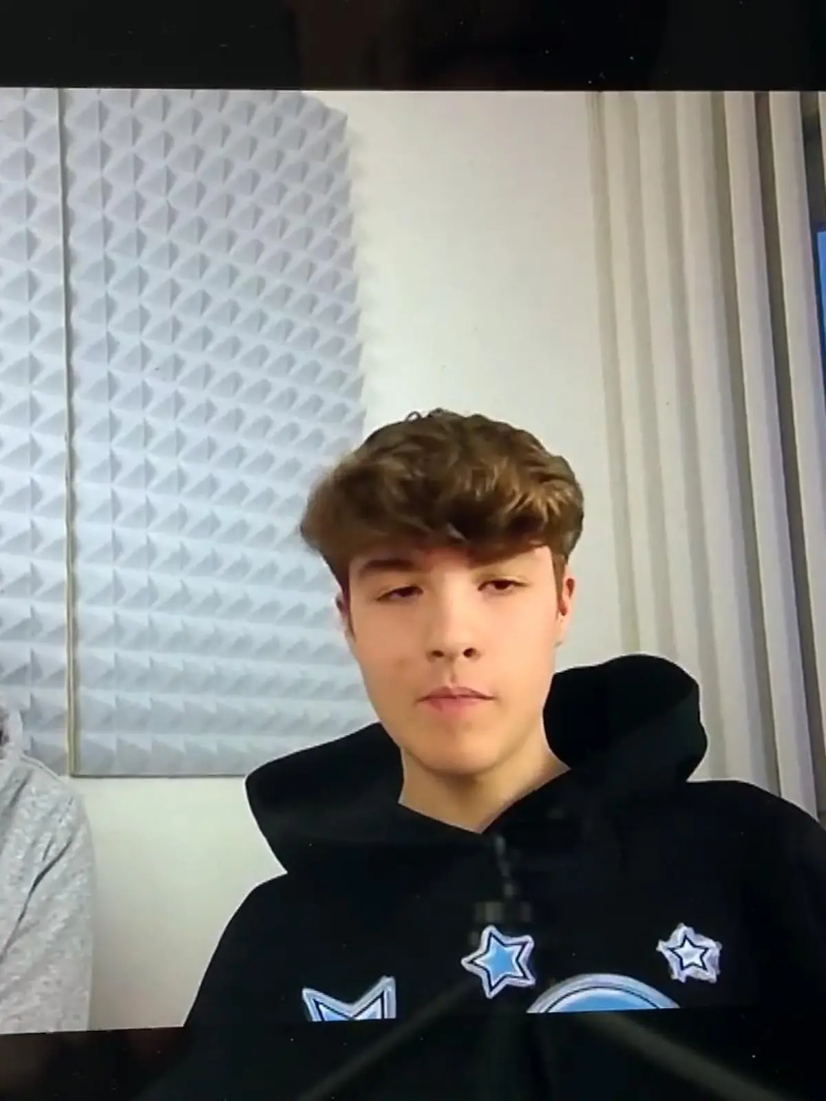 RTL-Jugendreporter Marc Luca (16) will gemeinsam mit seinem Vater herausfinden, was hinter dem Hype um die neue App Clubhouse steckt. Außerdem sprechen die beiden bei Facebook mit Usern darüber, welche Regeln es bei ihnen zu Hause zur Nutzung von Sozialen Netzwerken gibt. Im Internet lauern schließlich auch Gefahren wie Cyber-Grooming. Deshalb trifft Marc Luca unter anderem auch Influencerin Diana zur Löwen zum Interview. Was sie jungen Menschen rät, um sich gegen Online-Mobbing und Hate zu wehren, und was Eltern und Jugendliche tun können, wenn sie mit dem Thema überfordert sind, sehen Sie im Video!