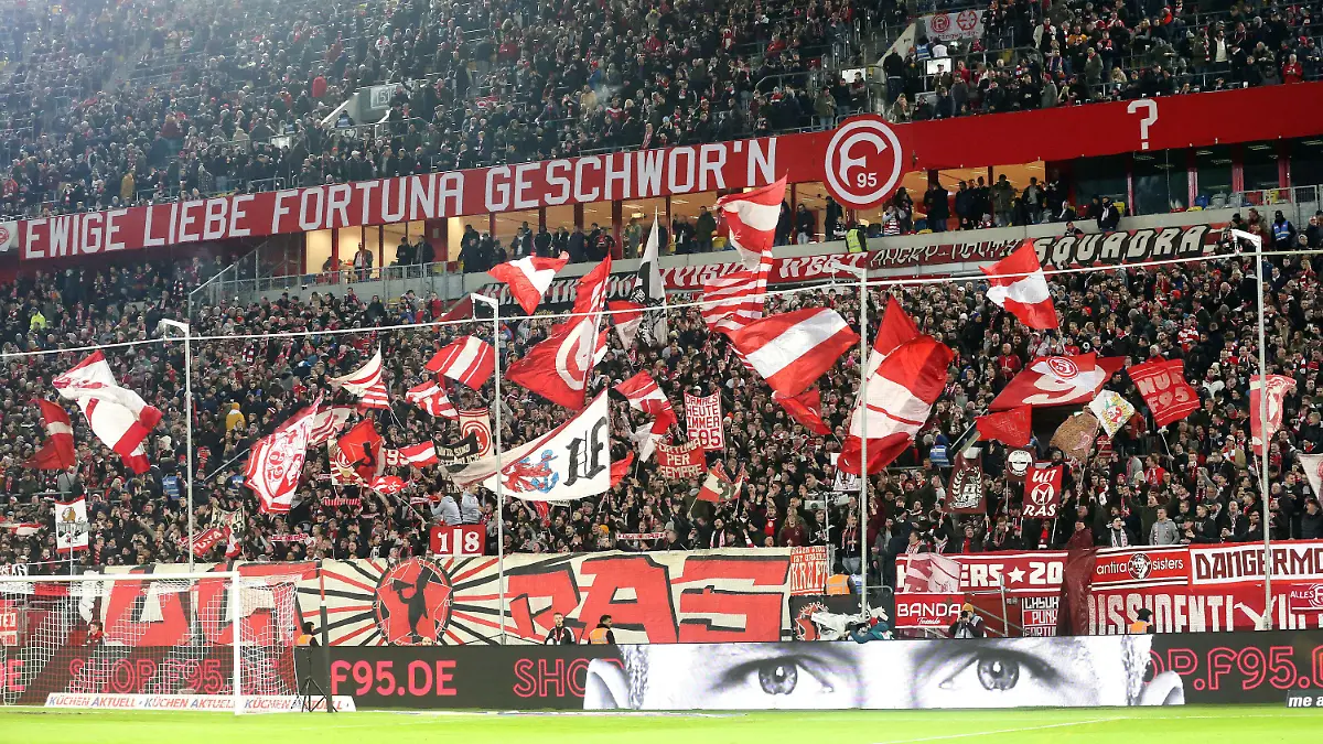11.03.2023, Nordrhein-Westfalen, Düsseldorf: Fußball: 2. Bundesliga, Fortuna Düsseldorf - 1. FC Heidenheim, 24. Spieltag, in der Merkur Spiel-Arena. Die Fans von Fortuna Düsseldorf schwenken ihre Fahnen vor Spielbeginn. Foto: Roland Weihrauch/dpa - WICHTIGER HINWEIS: Gemäß den Vorgaben der DFL Deutsche Fußball Liga bzw. des DFB Deutscher Fußball-Bund ist es untersagt, in dem Stadion und/oder vom Spiel angefertigte Fotoaufnahmen in Form von Sequenzbildern und/oder videoähnlichen Fotostrecken zu verwerten bzw. verwerten zu lassen. +++ dpa-Bildfunk +++