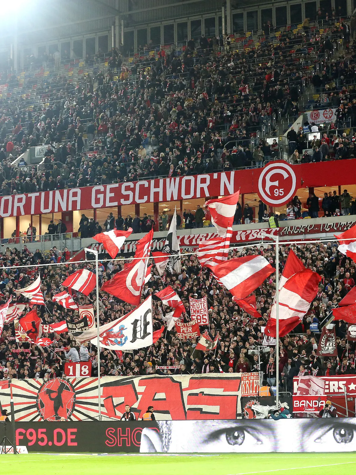 11.03.2023, Nordrhein-Westfalen, Düsseldorf: Fußball: 2. Bundesliga, Fortuna Düsseldorf - 1. FC Heidenheim, 24. Spieltag, in der Merkur Spiel-Arena. Die Fans von Fortuna Düsseldorf schwenken ihre Fahnen vor Spielbeginn. Foto: Roland Weihrauch/dpa - WICHTIGER HINWEIS: Gemäß den Vorgaben der DFL Deutsche Fußball Liga bzw. des DFB Deutscher Fußball-Bund ist es untersagt, in dem Stadion und/oder vom Spiel angefertigte Fotoaufnahmen in Form von Sequenzbildern und/oder videoähnlichen Fotostrecken zu verwerten bzw. verwerten zu lassen. +++ dpa-Bildfunk +++