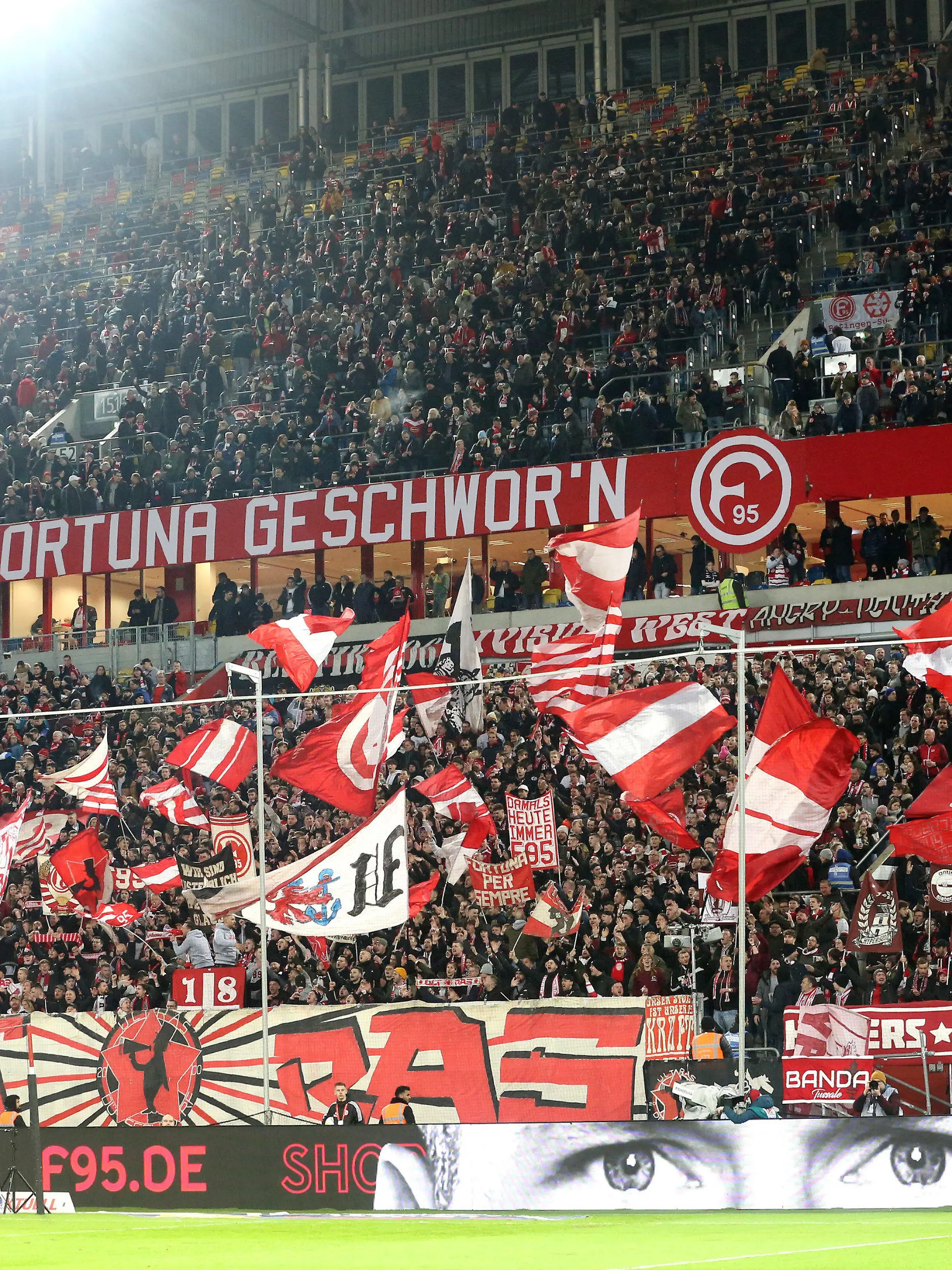 11.03.2023, Nordrhein-Westfalen, Düsseldorf: Fußball: 2. Bundesliga, Fortuna Düsseldorf - 1. FC Heidenheim, 24. Spieltag, in der Merkur Spiel-Arena. Die Fans von Fortuna Düsseldorf schwenken ihre Fahnen vor Spielbeginn. Foto: Roland Weihrauch/dpa - WICHTIGER HINWEIS: Gemäß den Vorgaben der DFL Deutsche Fußball Liga bzw. des DFB Deutscher Fußball-Bund ist es untersagt, in dem Stadion und/oder vom Spiel angefertigte Fotoaufnahmen in Form von Sequenzbildern und/oder videoähnlichen Fotostrecken zu verwerten bzw. verwerten zu lassen. +++ dpa-Bildfunk +++