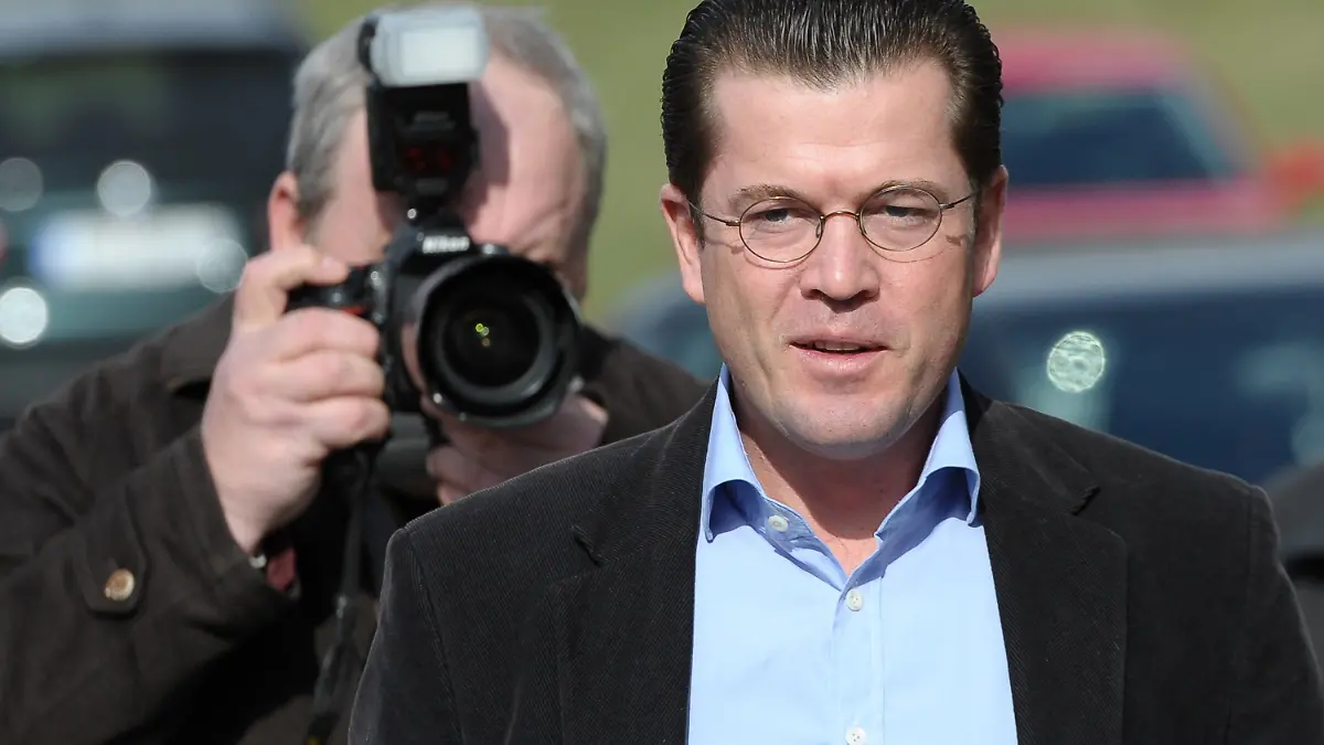 Ex-Verteidigungsminister Karl-Theodor zu Guttenberg (CSU) kommt am Samstag (19.03.2011) zur Bezirksvorstandssitzung der CSU Oberfranken in Thurnau (Oberfranken). Der Vorstand des CSU-Bezirks Oberfranken befasst sich mit der parteipolitischen Zukunft seines Bezirksvorsitzenden Karl-Theodor zu Guttenberg. Entgegen seiner Ankündigung, sich von allen politischen Ämtern zurückzuziehen, hat der ehemalige Verteidigungsminister das Amt des Bezirkschefs aber noch nicht niedergelegt. Foto: David Ebener dpa/lby +++(c) dpa - Bildfunk+++