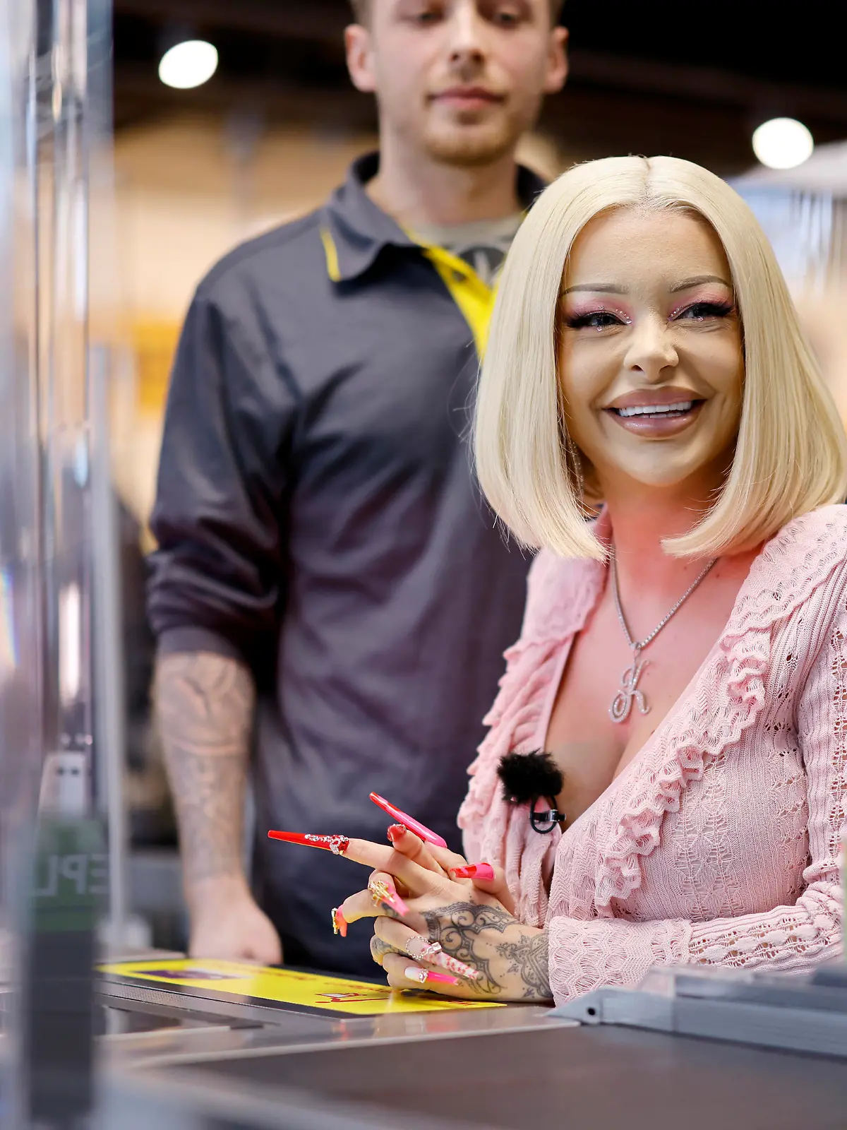Rapperin Katja Krasavice stellt ihren Drink 'Sugar Mami' im Netto Marken-Discount in Köln vor und motiviert die Kunden, für die 'Stiftung RTL - Wir helfen Kindern e.V.' zu spenden. Köln, 25.04.2023