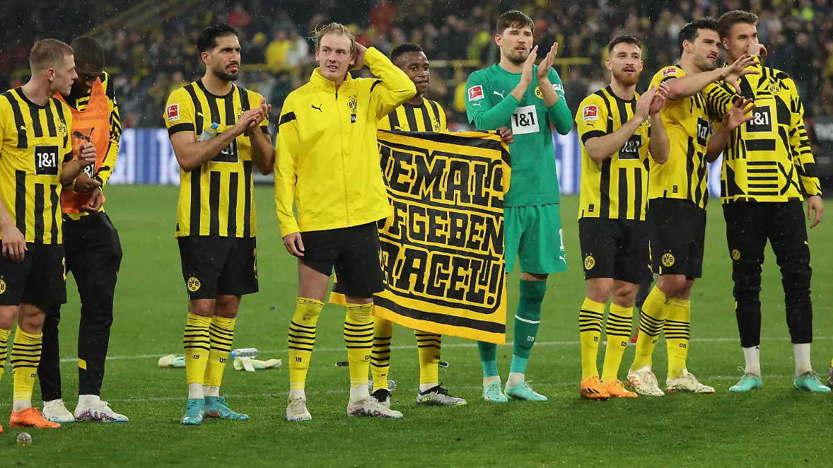 22.04.2023, Fussball Bundesliga, Borussia Dortmund - Eintracht Frankfurt, emonline, emspor, v.l., Emre Can Borussia Dortmund, Julian Brandt Borussia Dortmund, Youssoufa Moukoko Borussia Dortmund, Torwart Gregor Kobel Borussia Dortmund, Salih Özcan Borussia Dortmund, Mats Hummels Borussia Dortmund feiern mit den Fans DFL/DFB REGULATIONS PROHIBIT ANY USE OF PHOTOGRAPHS AS IMAGE SEQUENCES AND/OR QUASI-VIDEO. xdcx *** 22 04 2023, Football Bundesliga, Borussia Dortmund Eintracht Frankfurt, emonline, emspor, v l , Emre Can Borussia Dortmund , Julian Brandt Borussia Dortmund , Youssoufa Moukoko Borussia Dortmund , Goalkeeper Gregor Kobel Borussia Dortmund , Salih Özcan Borussia Dortmund , Mats Hummels Borussia Dortmund celebrate with fans DFL DFB REGULATIONS PROHIBIT ANY USE OF PHOTOGRAPHS AS IMAGE SEQUENCES AND OR QUASI VIDEO xdcx Copyright: HMBxMedia