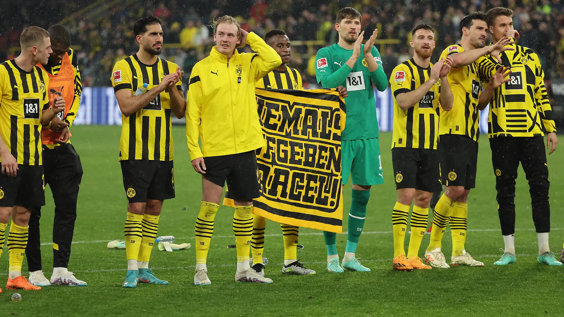 22.04.2023, Fussball Bundesliga, Borussia Dortmund - Eintracht Frankfurt, emonline, emspor, v.l., Emre Can Borussia Dortmund, Julian Brandt Borussia Dortmund, Youssoufa Moukoko Borussia Dortmund, Torwart Gregor Kobel Borussia Dortmund, Salih Özcan Borussia Dortmund, Mats Hummels Borussia Dortmund feiern mit den Fans DFL/DFB REGULATIONS PROHIBIT ANY USE OF PHOTOGRAPHS AS IMAGE SEQUENCES AND/OR QUASI-VIDEO. xdcx *** 22 04 2023, Football Bundesliga, Borussia Dortmund Eintracht Frankfurt, emonline, emspor, v l , Emre Can Borussia Dortmund , Julian Brandt Borussia Dortmund , Youssoufa Moukoko Borussia Dortmund , Goalkeeper Gregor Kobel Borussia Dortmund , Salih Özcan Borussia Dortmund , Mats Hummels Borussia Dortmund celebrate with fans DFL DFB REGULATIONS PROHIBIT ANY USE OF PHOTOGRAPHS AS IMAGE SEQUENCES AND OR QUASI VIDEO xdcx Copyright: HMBxMedia